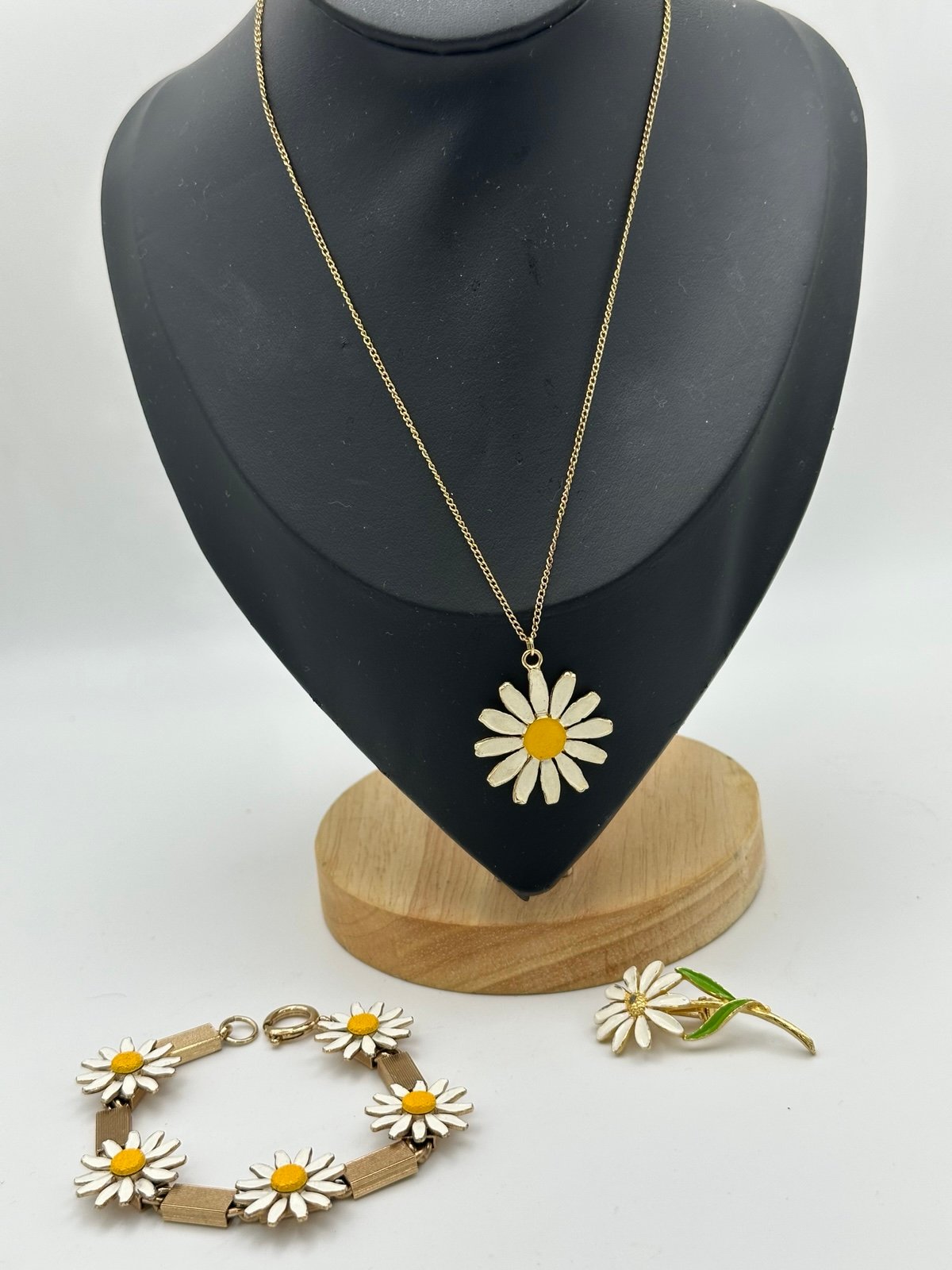 Vintage Rare Accessocraft Daisy Necklace 16” Bracelet 6 3/4 Brooch 2” Long Nice