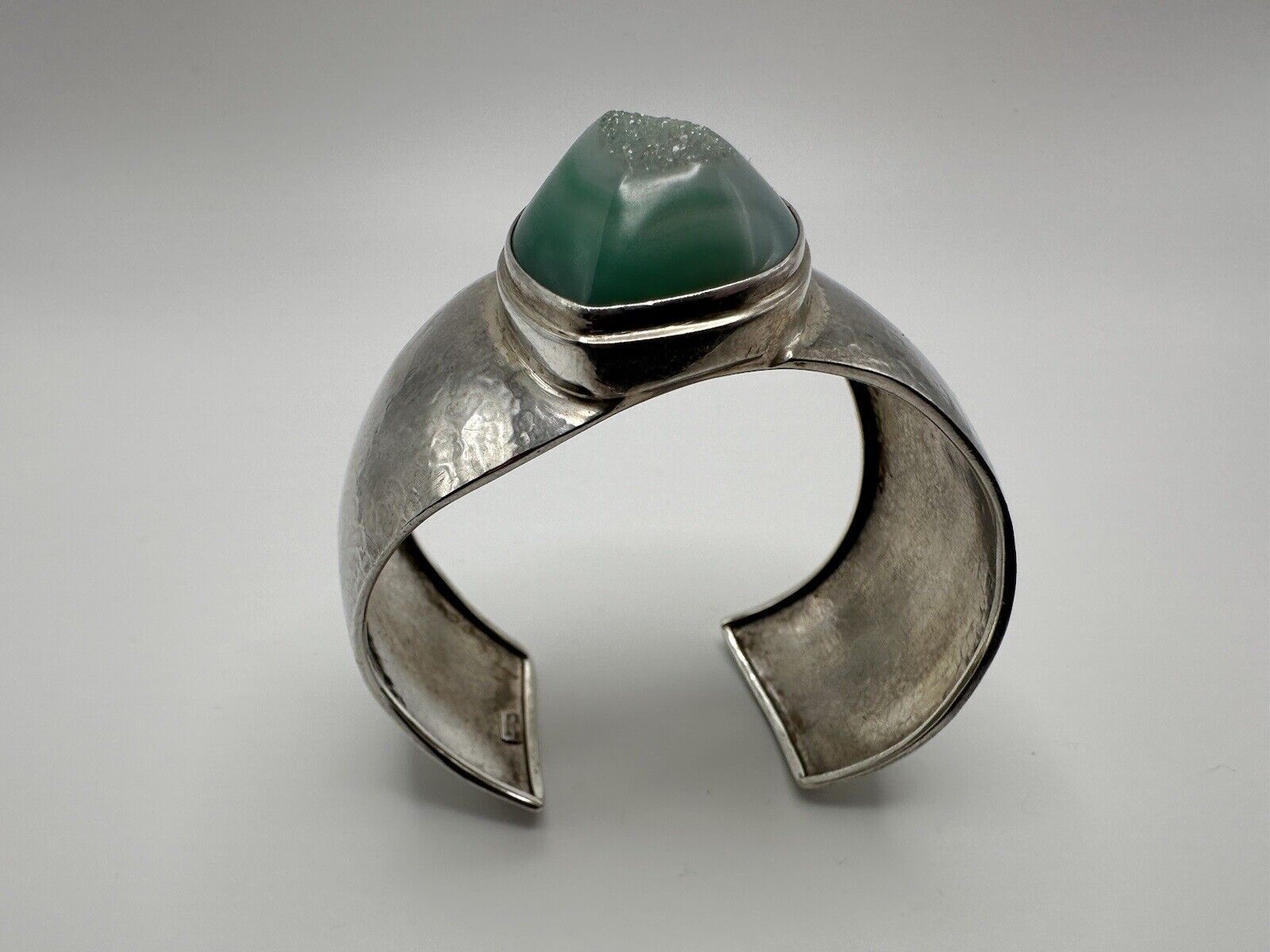 Vintage Sterling Silver Green Geode Hammered Cuff Bracelet 2.5” X 3cm