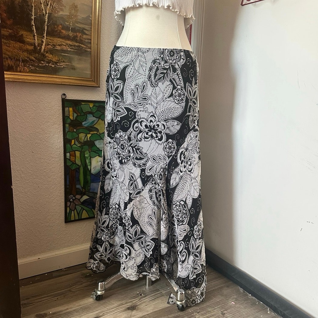 signature by robbie bee black and gray / white floral maxi