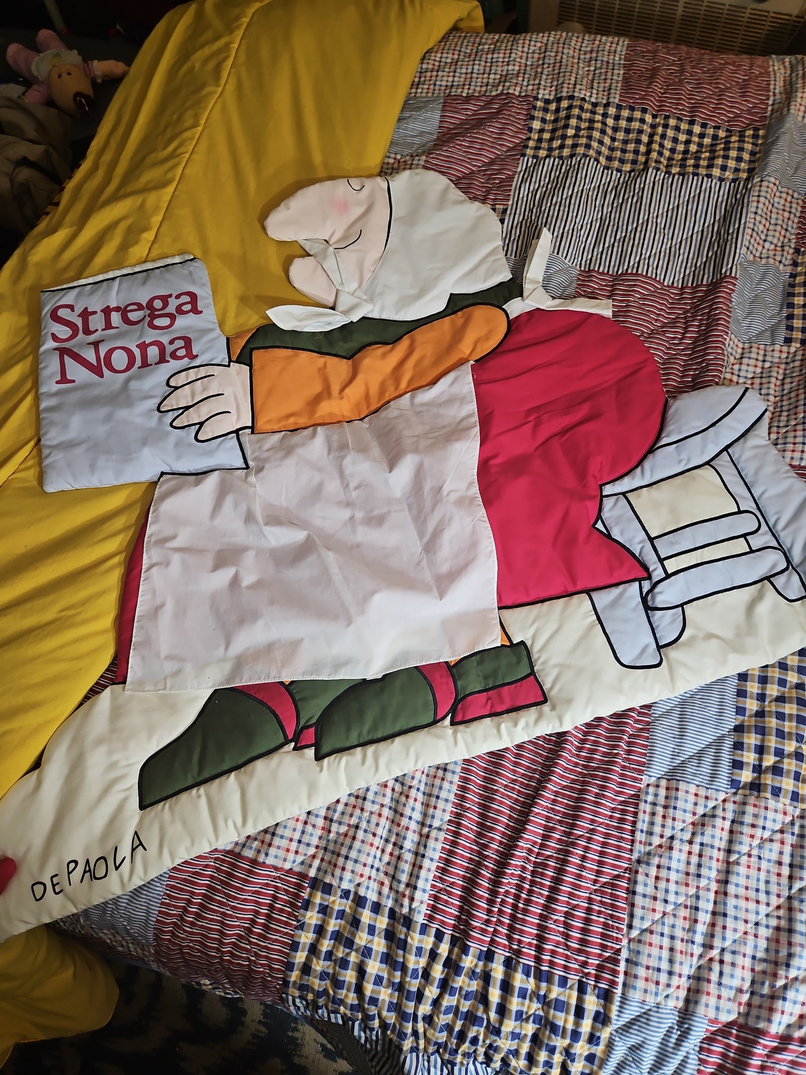 DE PAOLA ..STREGA NONA QUILTED WALL HANGING