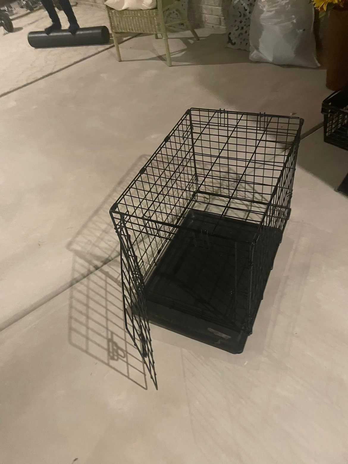 Black Dog crate with cleanable tray