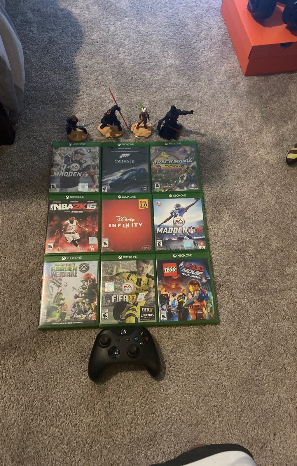 Xbox one games/xbox controller/xbox figu