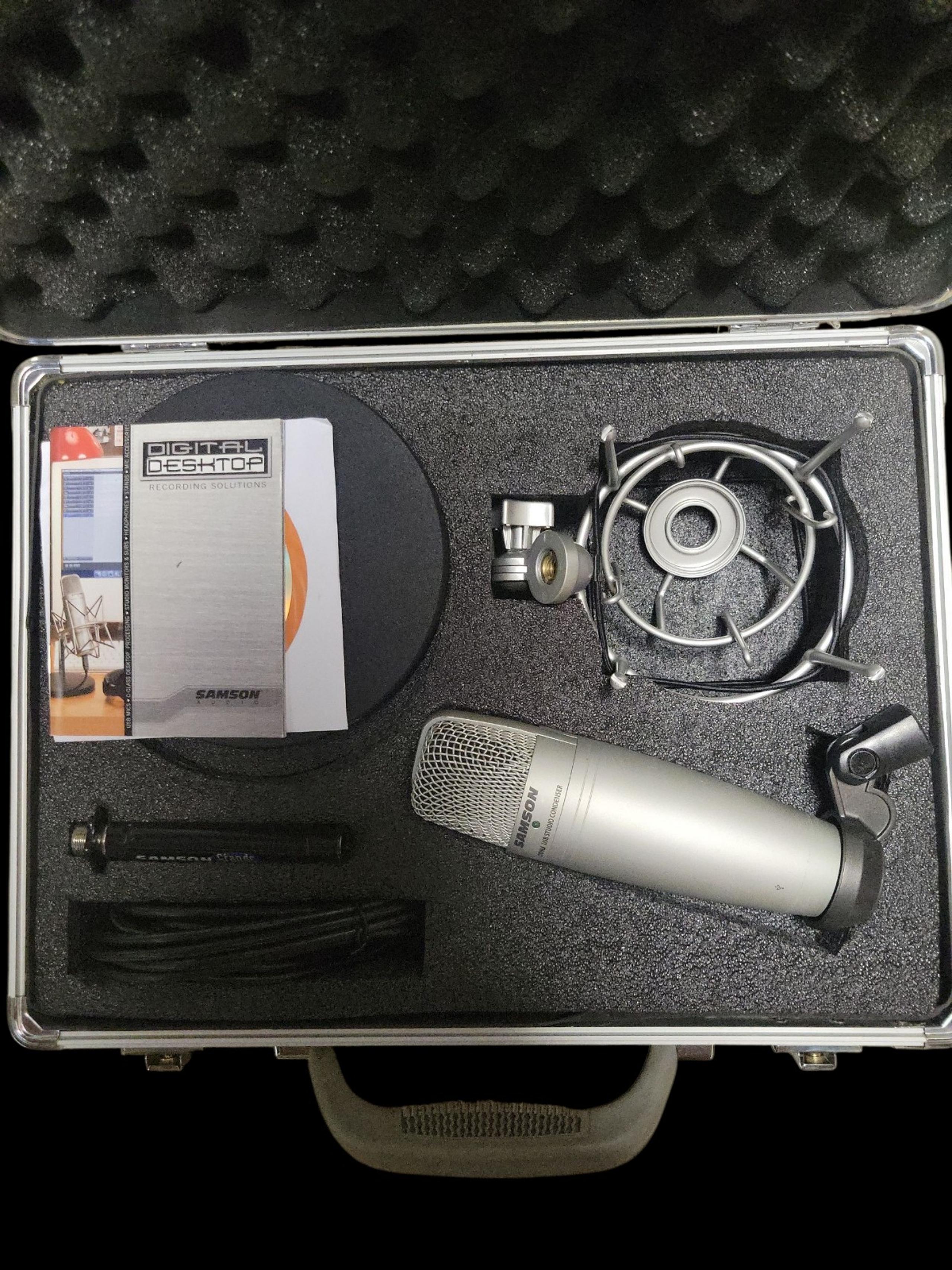 Samson microphone for podcast w case
