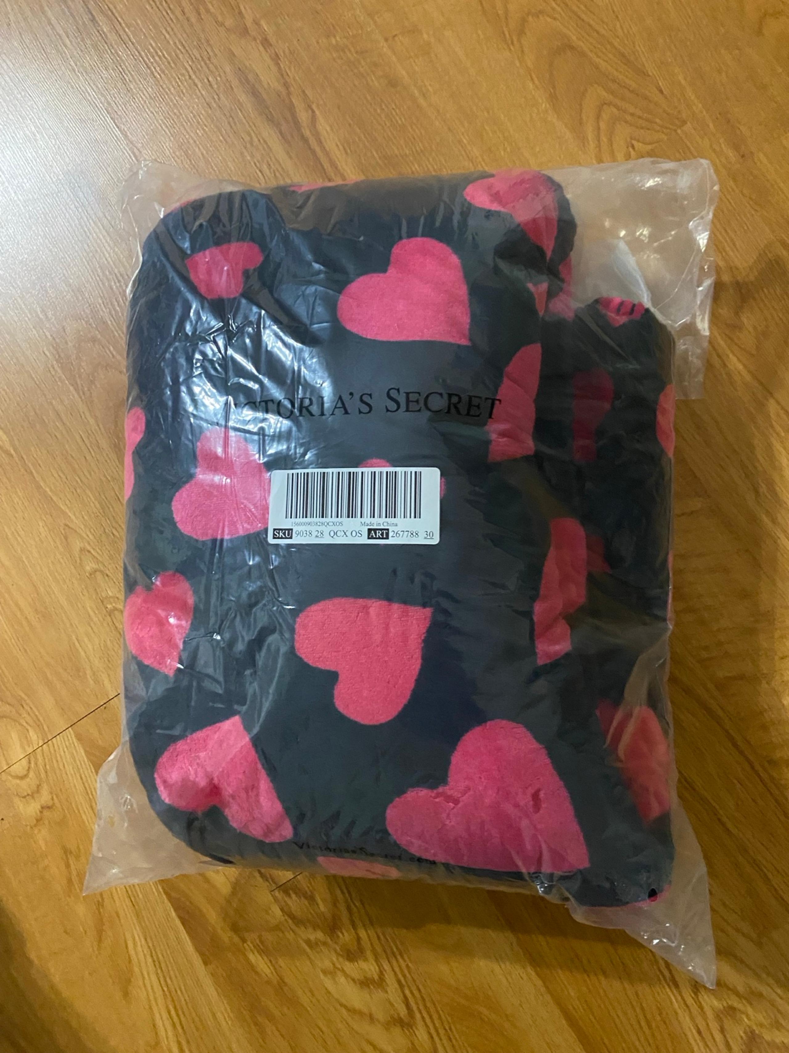 New women’s Victoria’s Secret Sherpa blanket