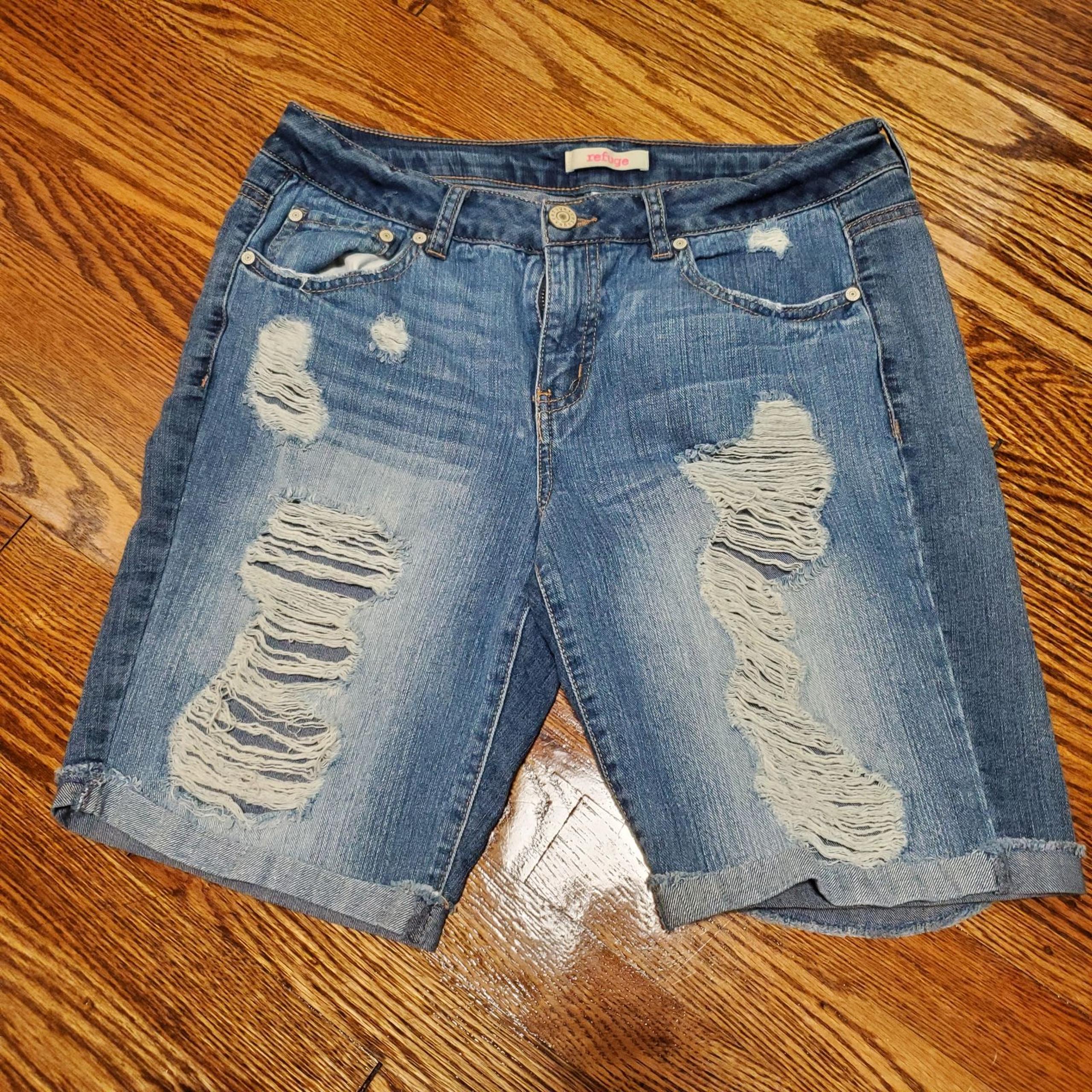 Refuge distressed Bermuda shorts. Size 1