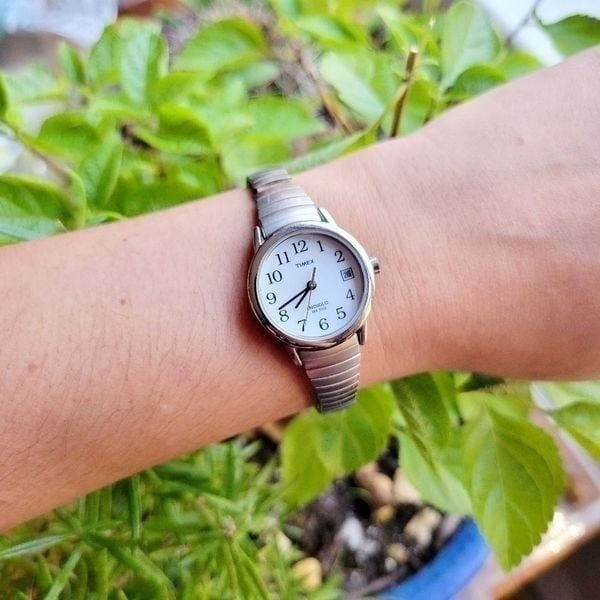 Vintage Timex Indiglo WR 30M Classic Silver Calendar Analog Stretch Watch