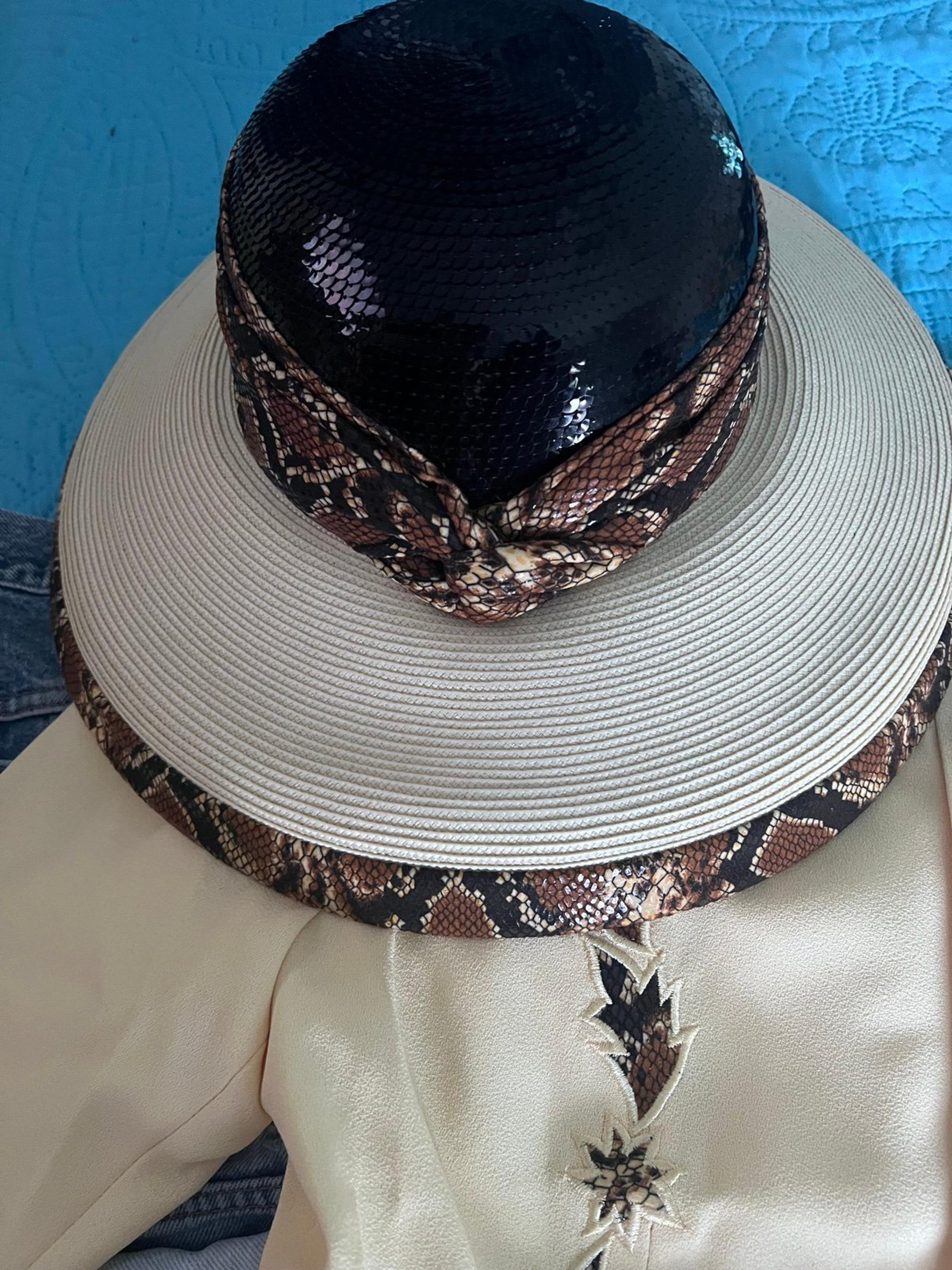 Women’s peach skin fabric 2 piece plus matching hat