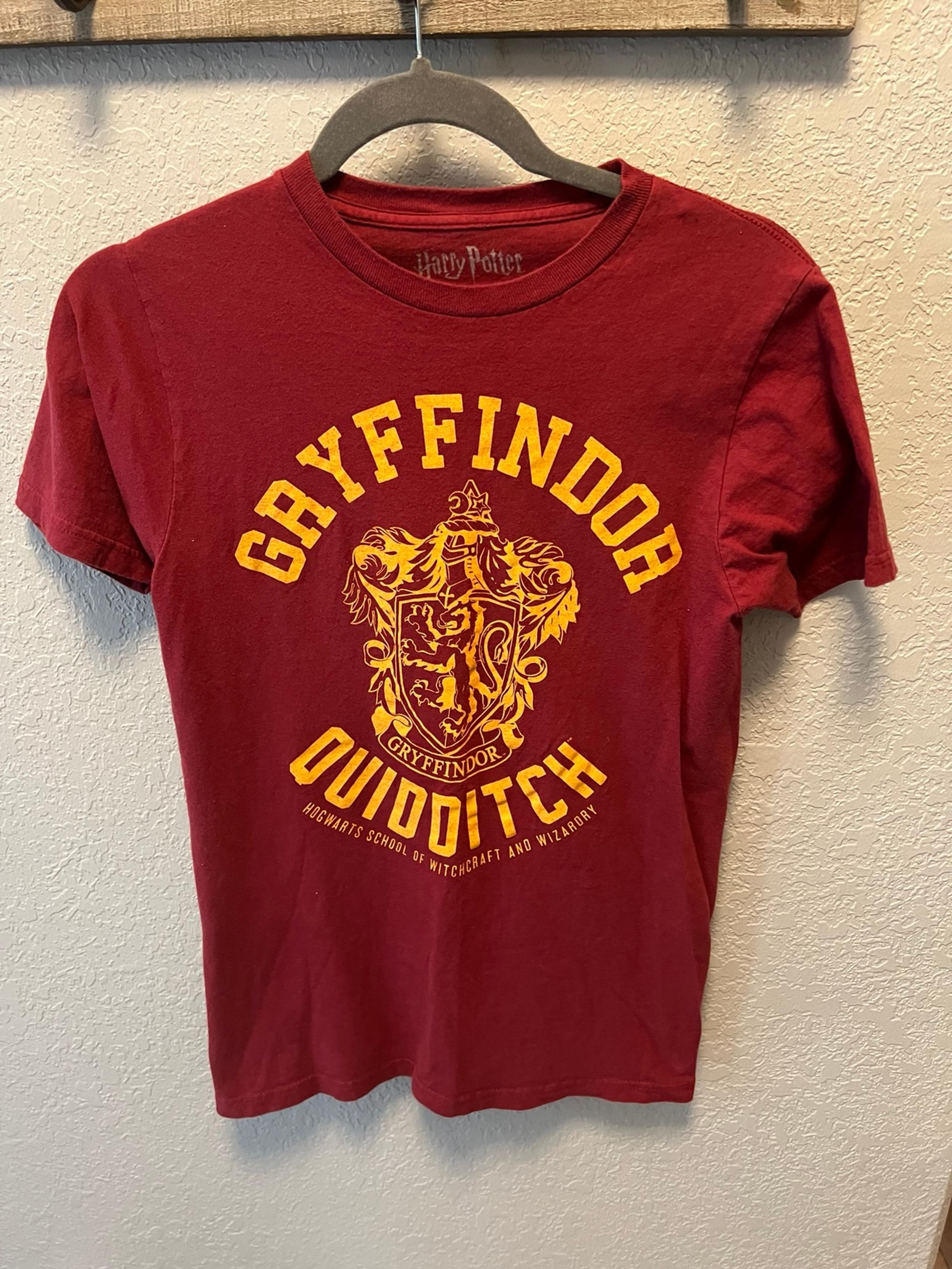 Harry Potter Men’s Short Sleeve T-shirt Red Gryffindor Quidditch Size Small #AV