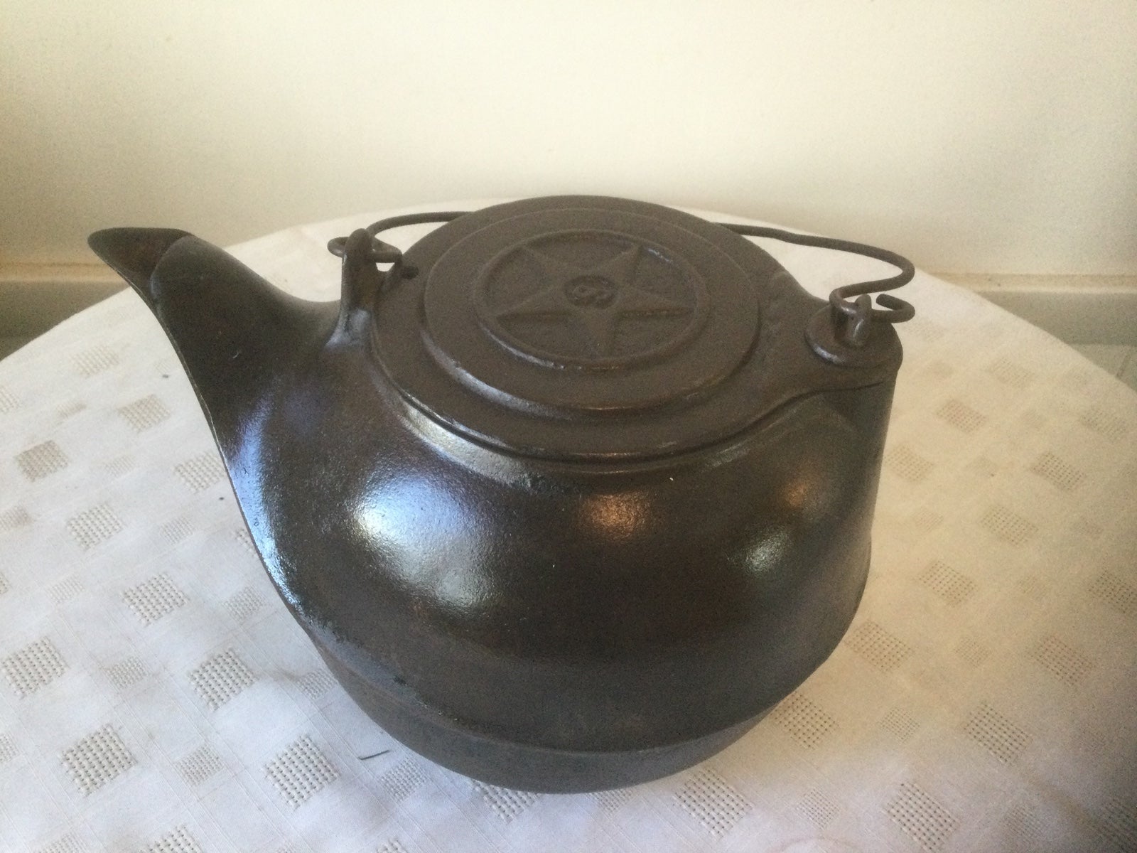 ANTIQUE CAST IRON STAR NO 8 TEA KETTLE WITH SWIVEL LID