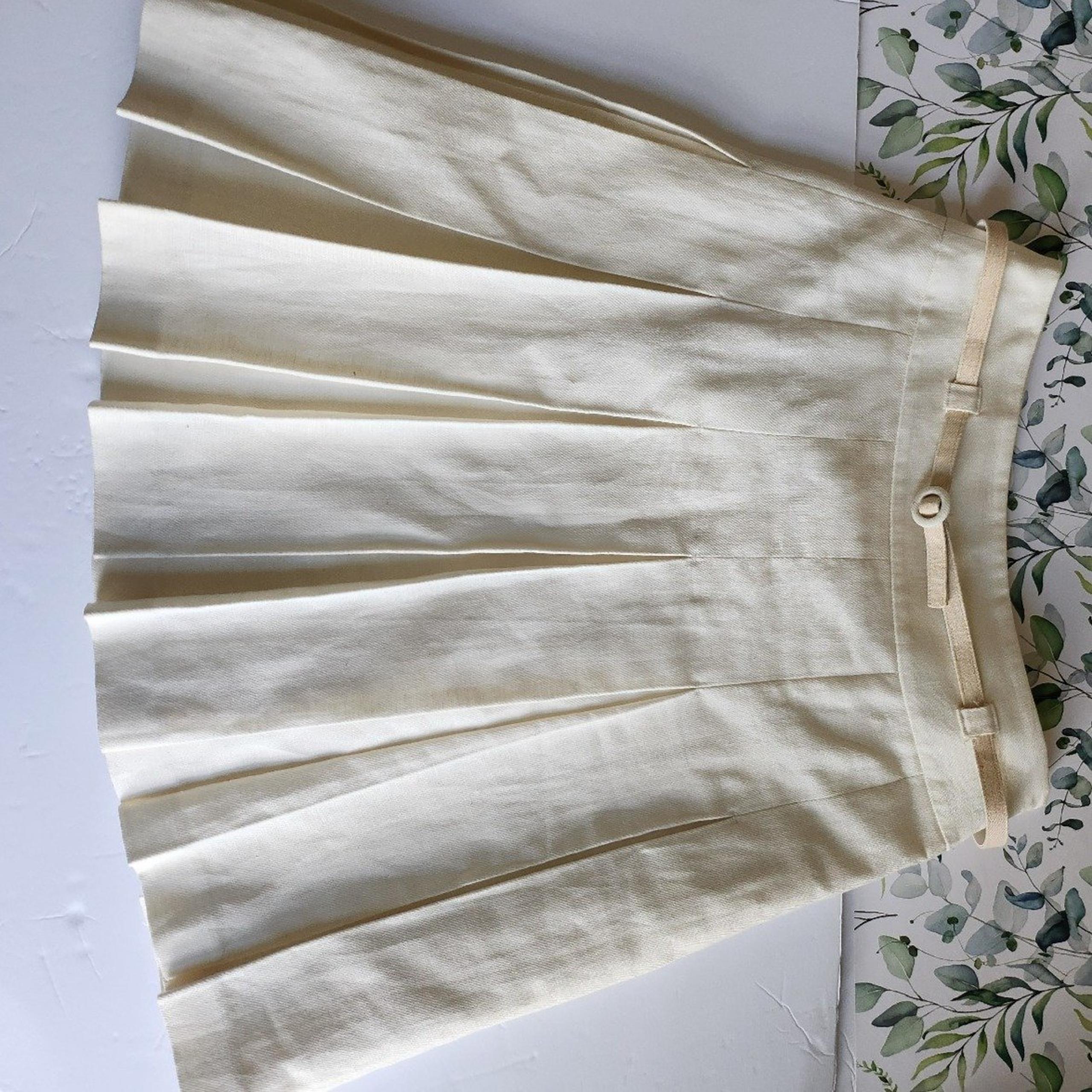 LOFT Ann Taylor Tan/Beige Pleated Skirt size 0, LOFT Ann Taylor. Side Ziper.