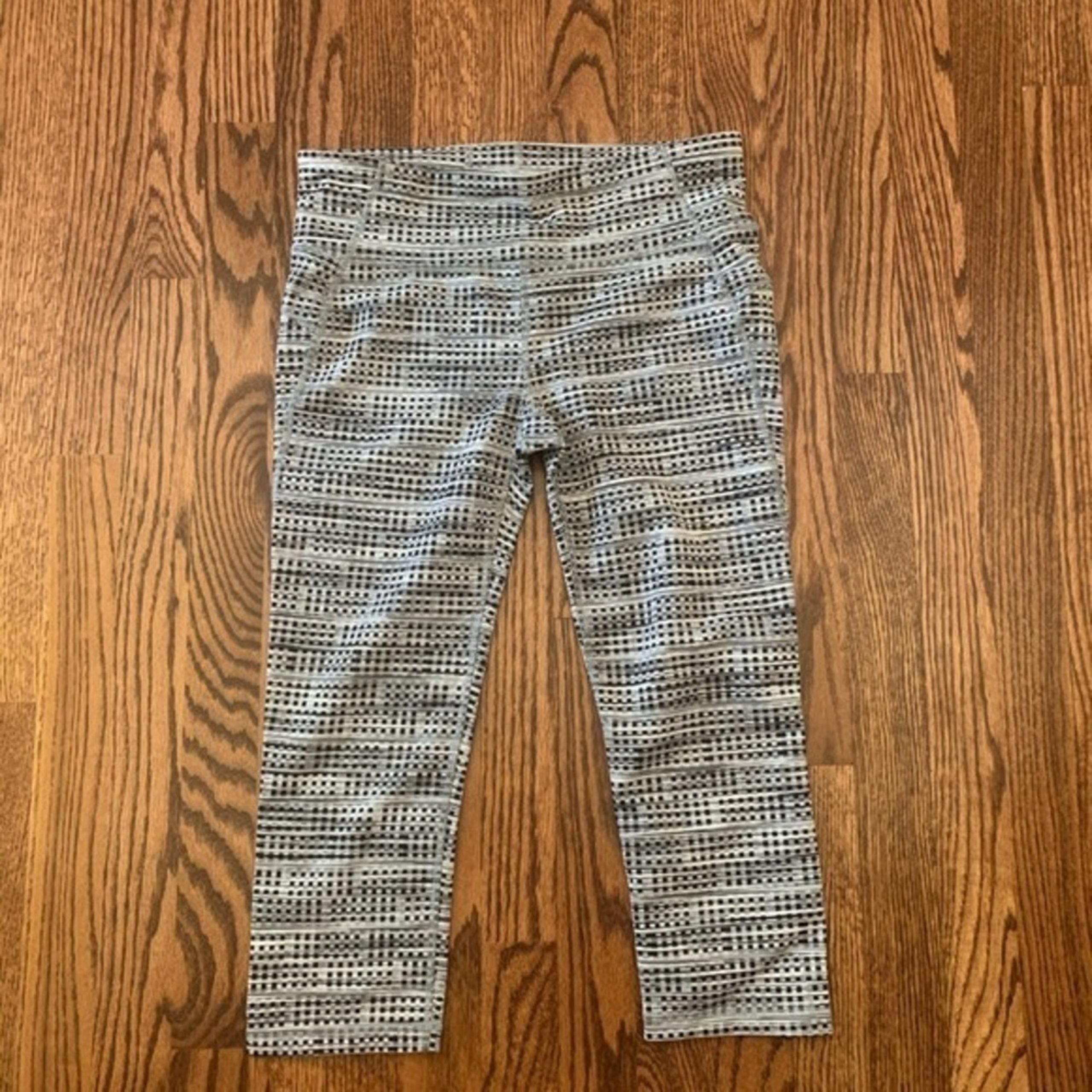 Gapfit black white gray jaquard cropped leggings M