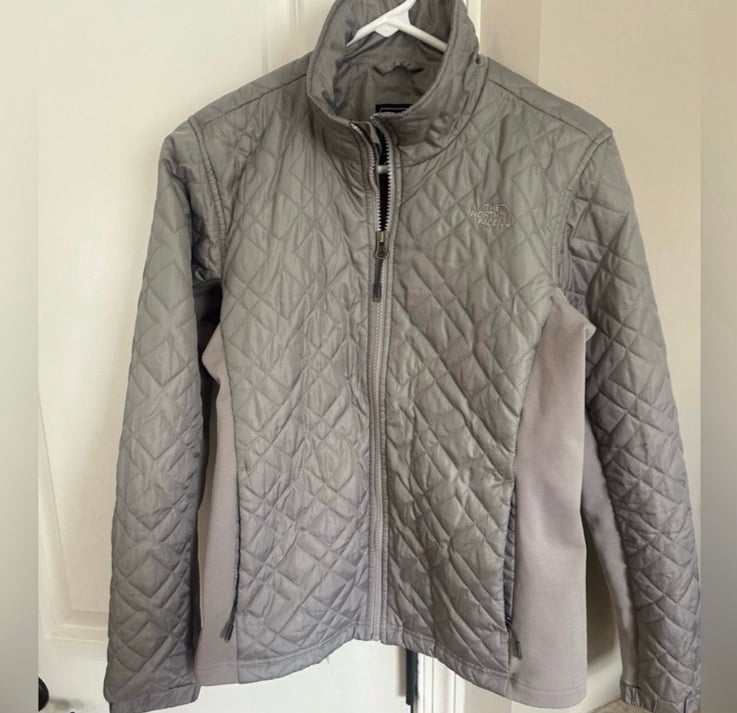Women’s The North face Quilted Jacket Gray Medium