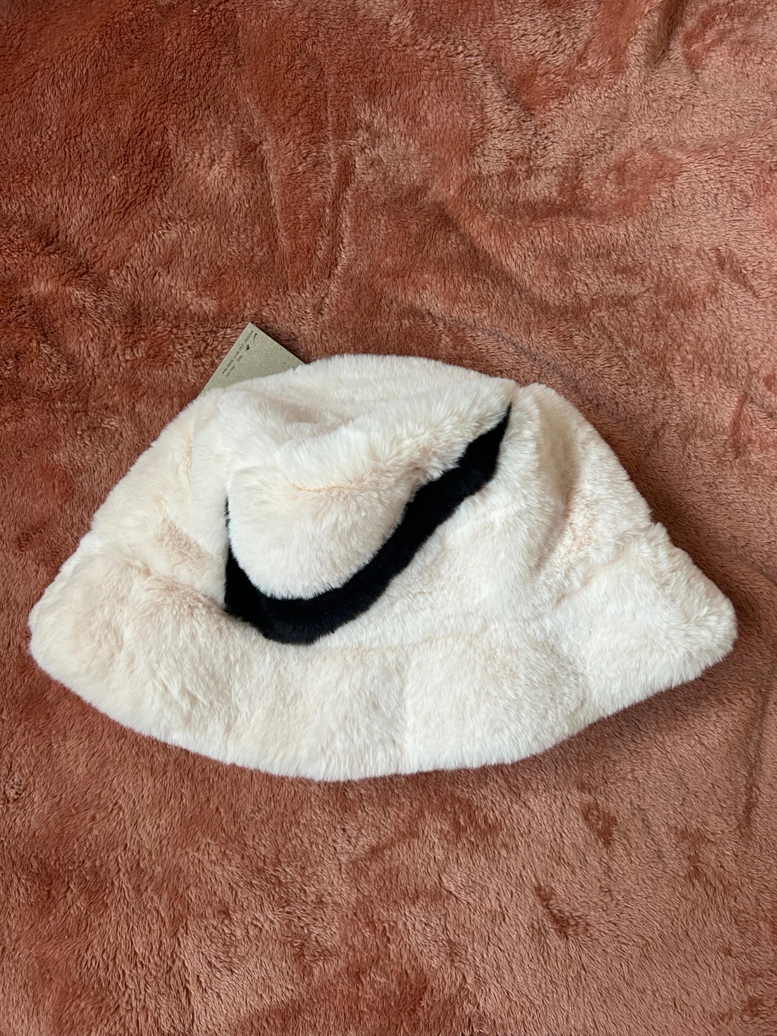 Nike Apex Faux Fur Swoosh Bucket Hat Beige Size M FV6417 838
