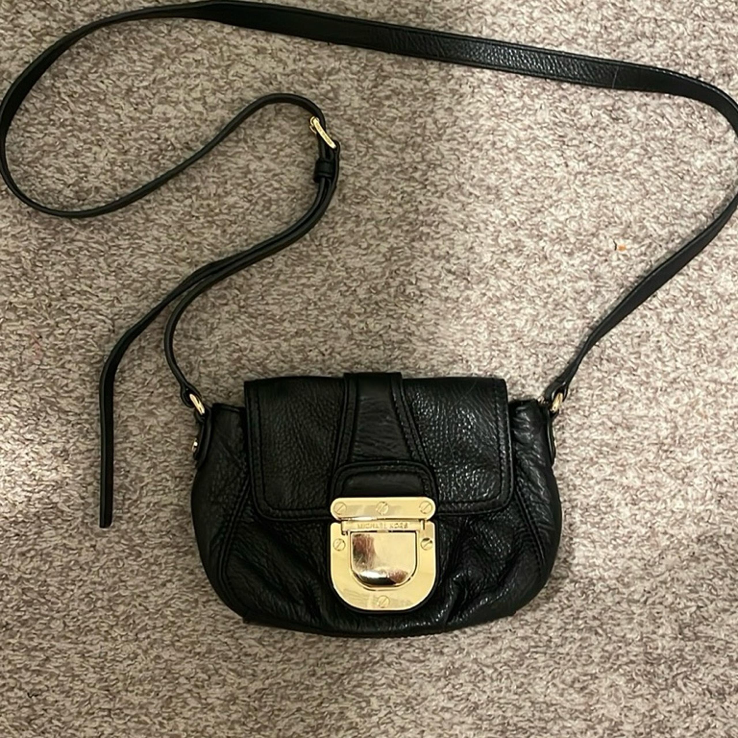 MICHAEL KORS “CHARLTON” SMALL BLACK LEATHER BAG, CROSSBODY BRASS CLOSURE