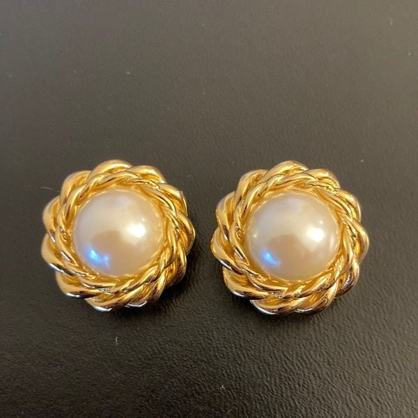 ST JOHN EARRINGS VTG GOLD CLIP ON