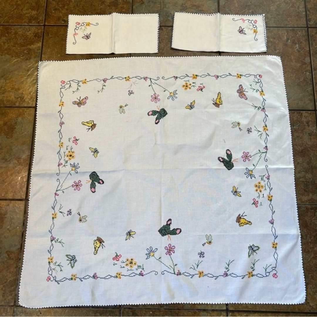 Vintage Hand Embroidered Floral Linen Tablecloth Topper 34.5x36 With 6 napkins