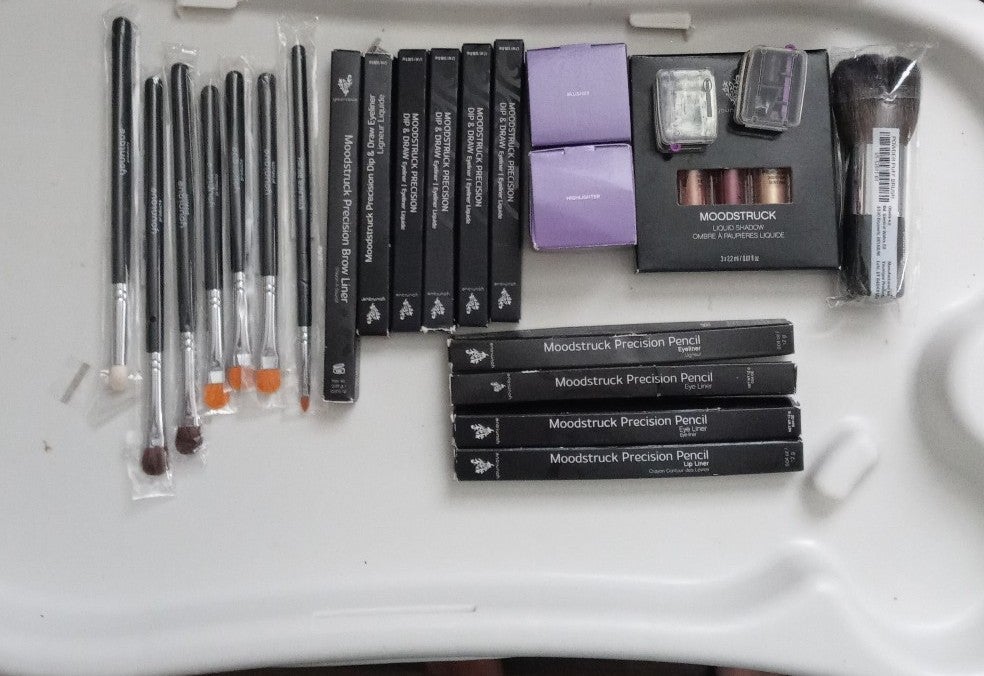 25 piece younique makeup lot