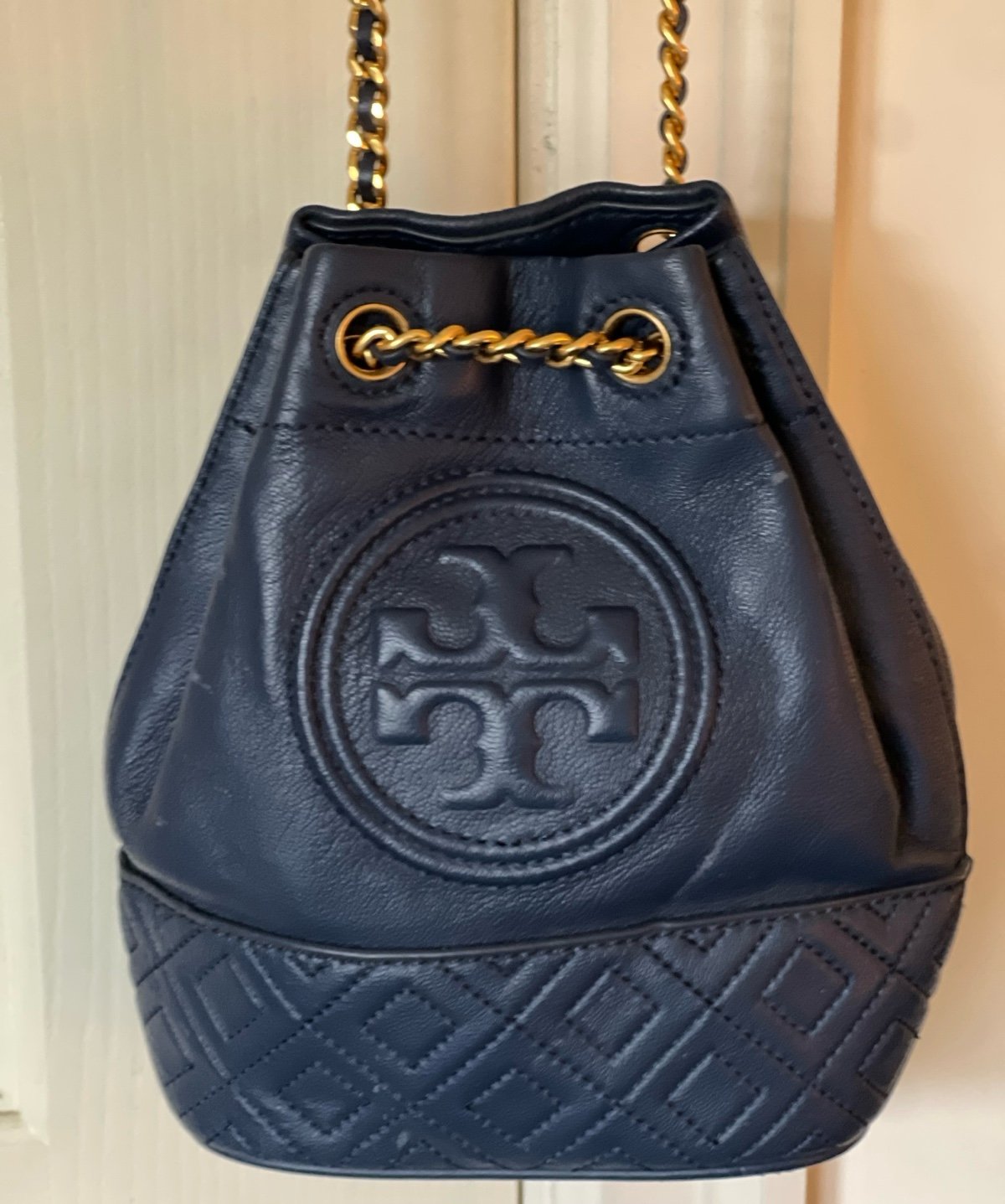 Tory Burch Crossbody Bucket Bag. Supple Leather. Navy Blue.