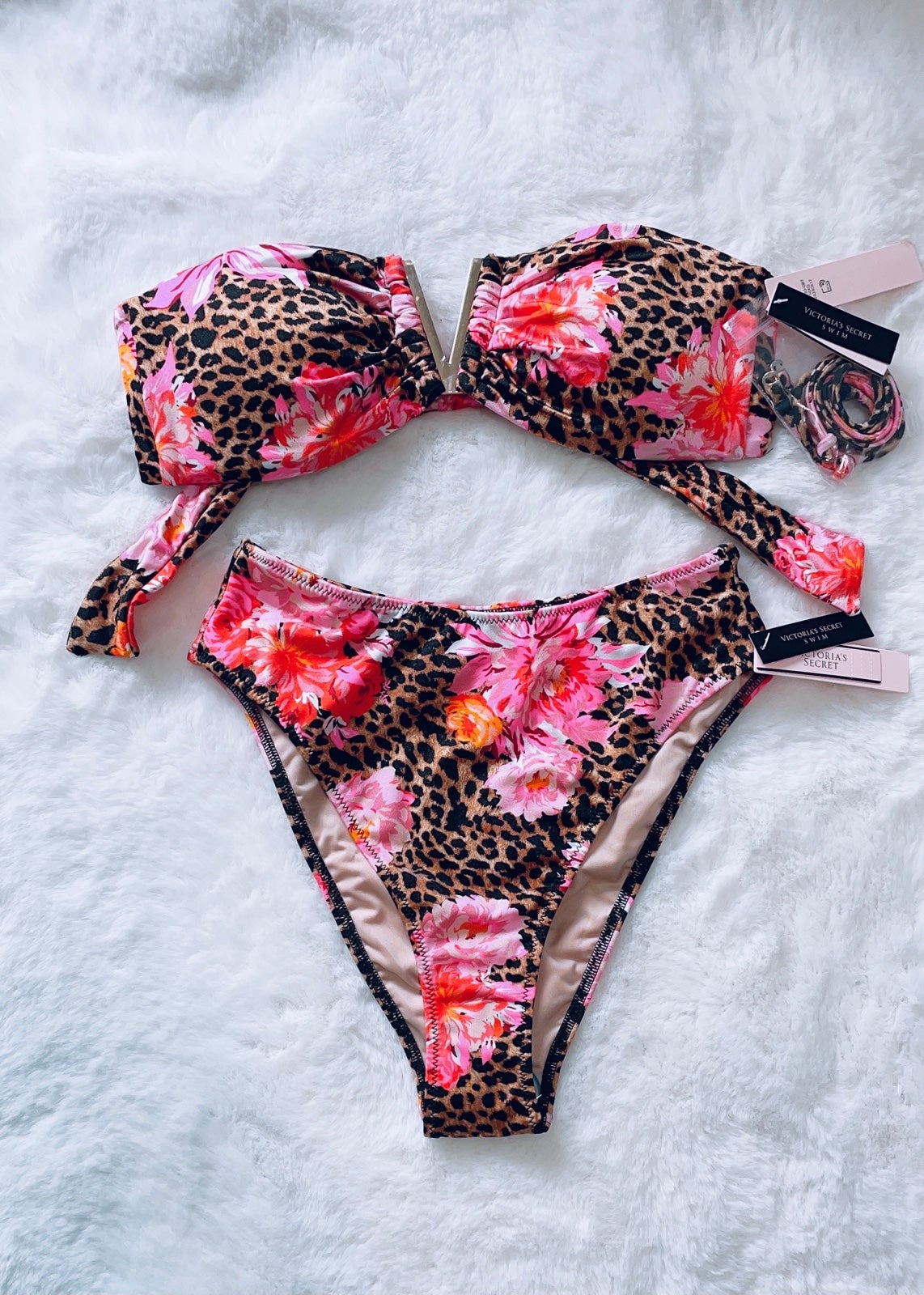Victoria’s Secret Haut Bandeau V-Metallique Venice Top and High-Waist Bottom