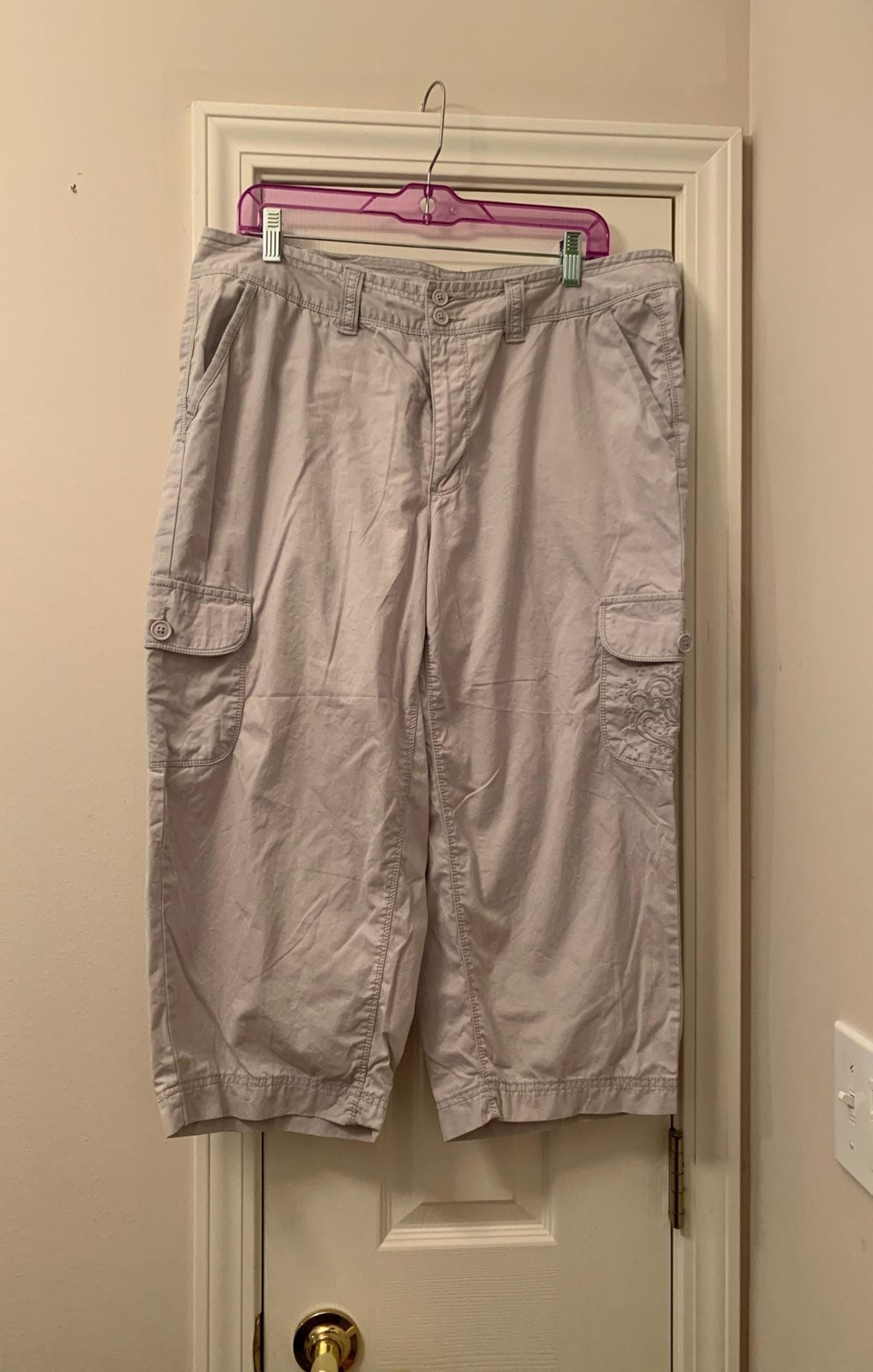 Beige/gray capris 16W