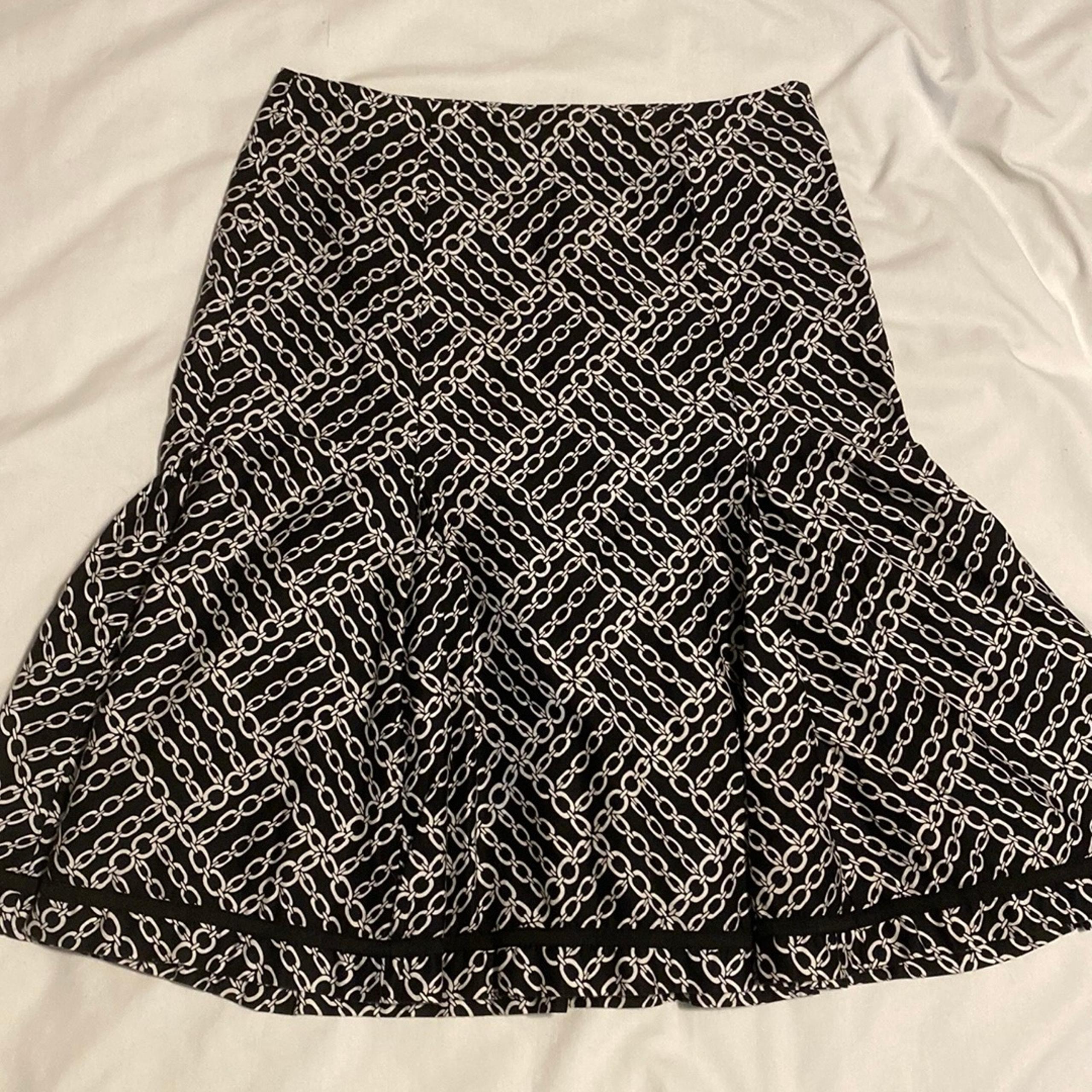 New York & Company ~ Women’s A-line Skirt Size 2 ~ Black/white Chain Design