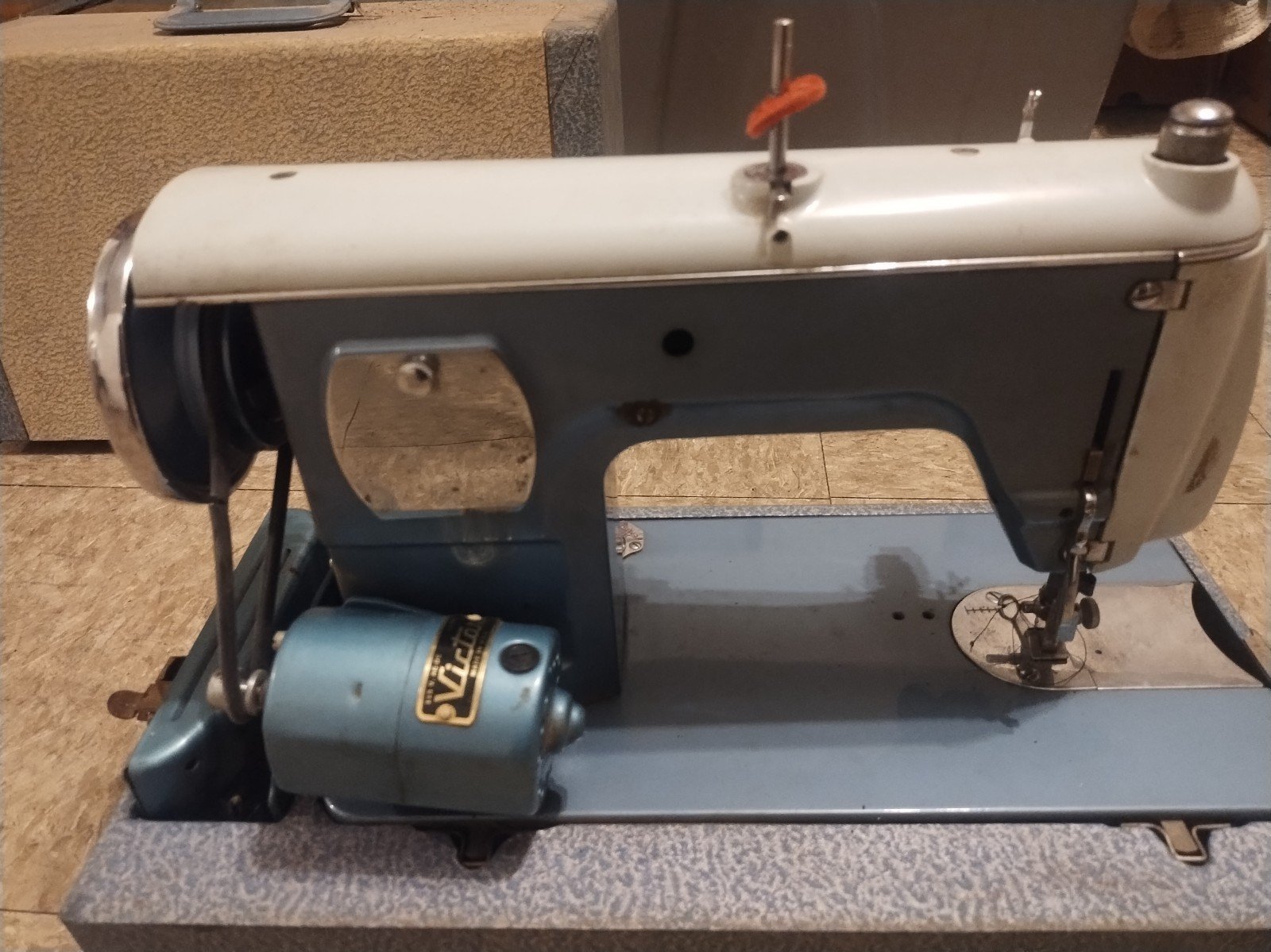 It's a vtg 1960s to 1970s Meyer victor zig zag sewing machine with original case