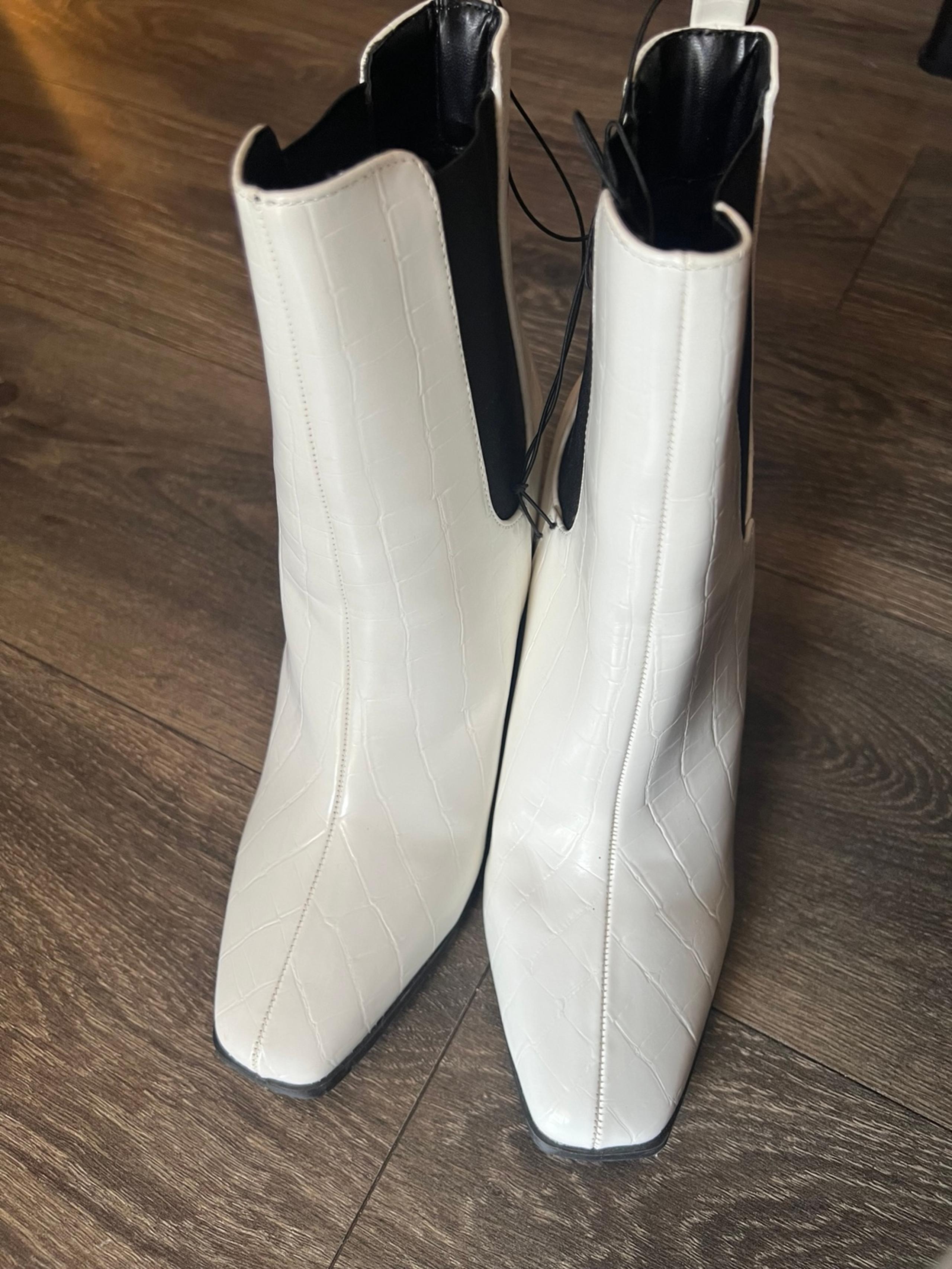 NWOT FOREVER 21 White and Black Croc Booties size 8 Women’s