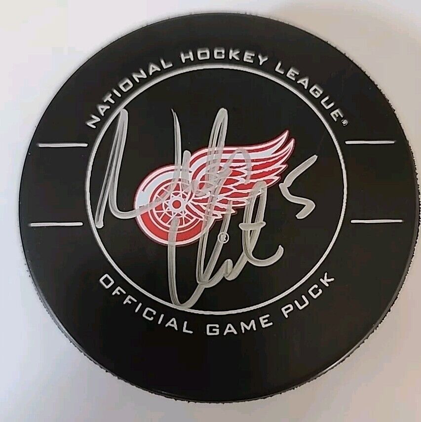 Nicklas Lidstrom AUTOGRAPHED HOCKEY Official PUCK DETROIT RED WINGS