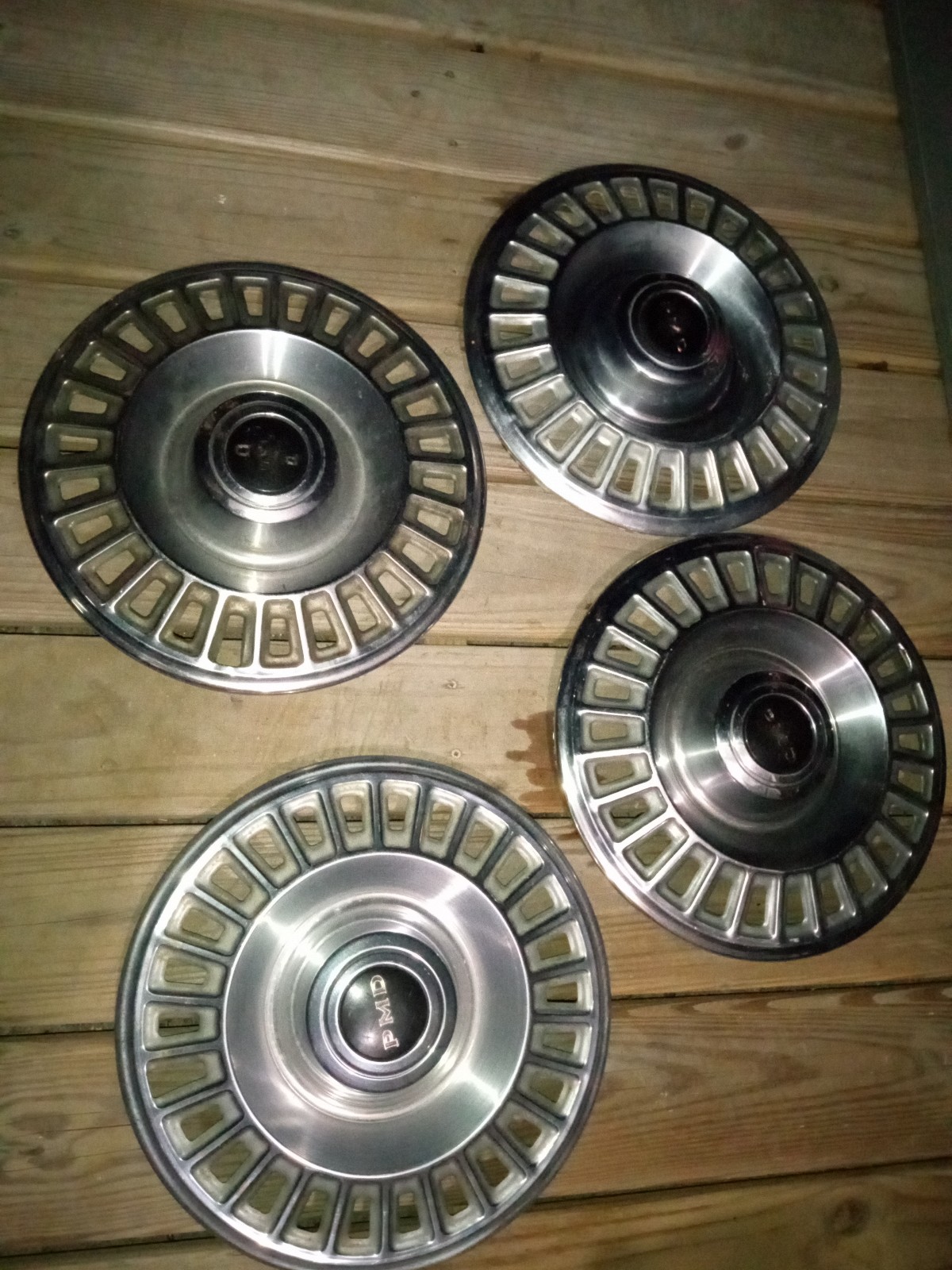 14 Pontiac pmd Bonneville hubcap set - black