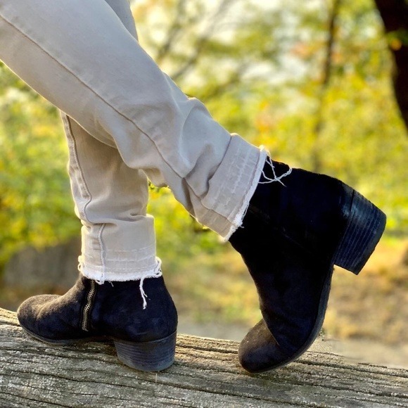 Ankle boot in hand-died and washed Suede