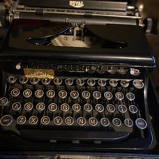 1930's ROYAL Vintage Type writer w/ Case
