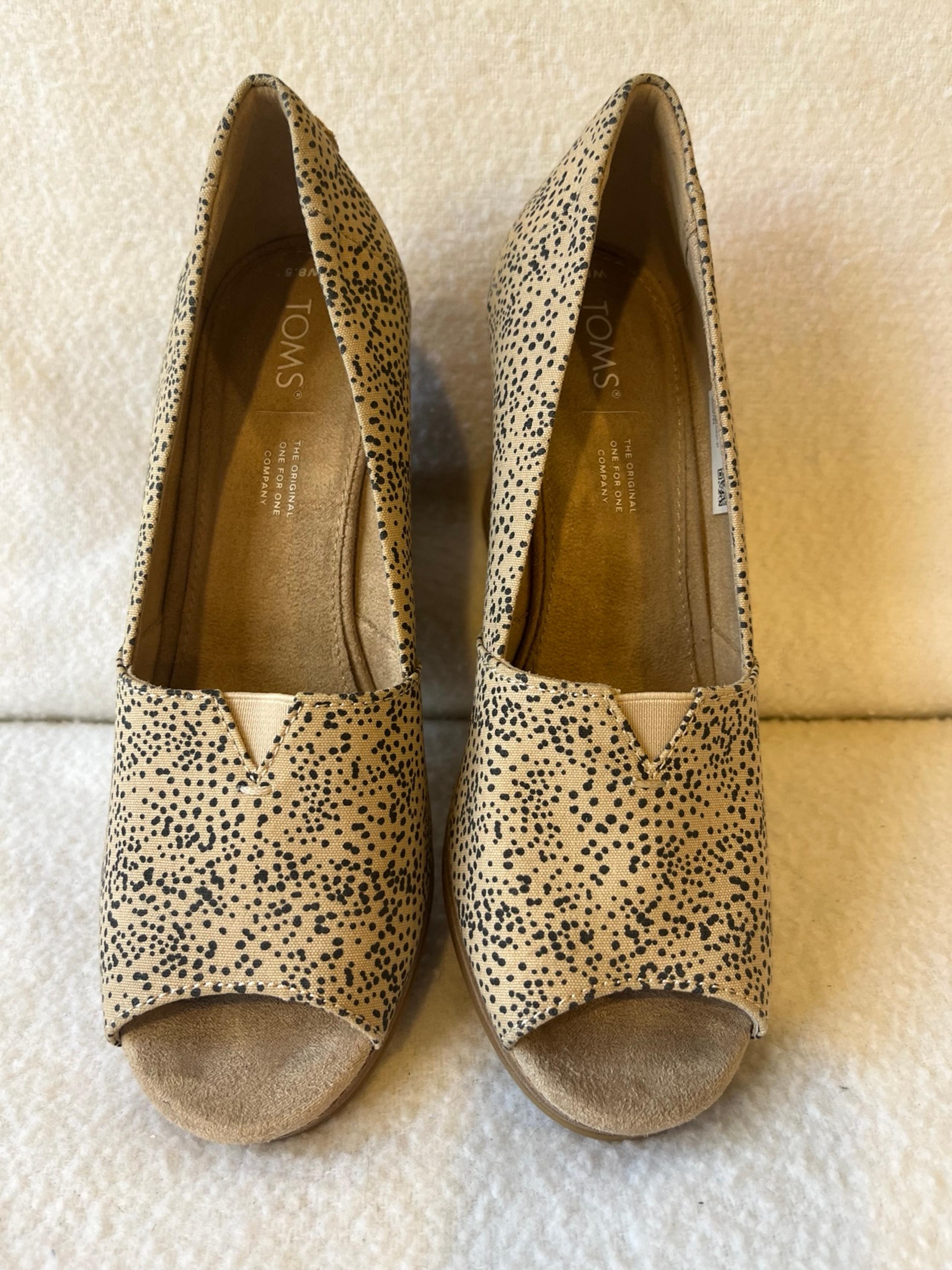 TOMS SHOES WOMENS SIZE 8.5 TAN BLACK POLKA DOT PEEP TOE WEDGE HEEL CANVAS