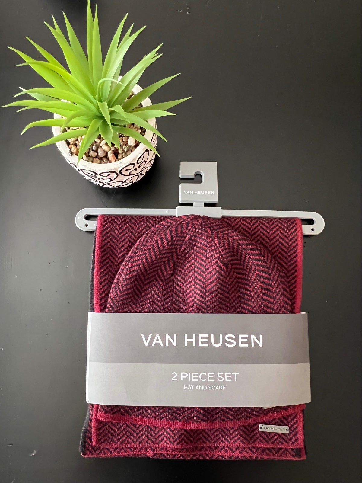 Van Heusen 2 Piece Set - Hat and Scarf