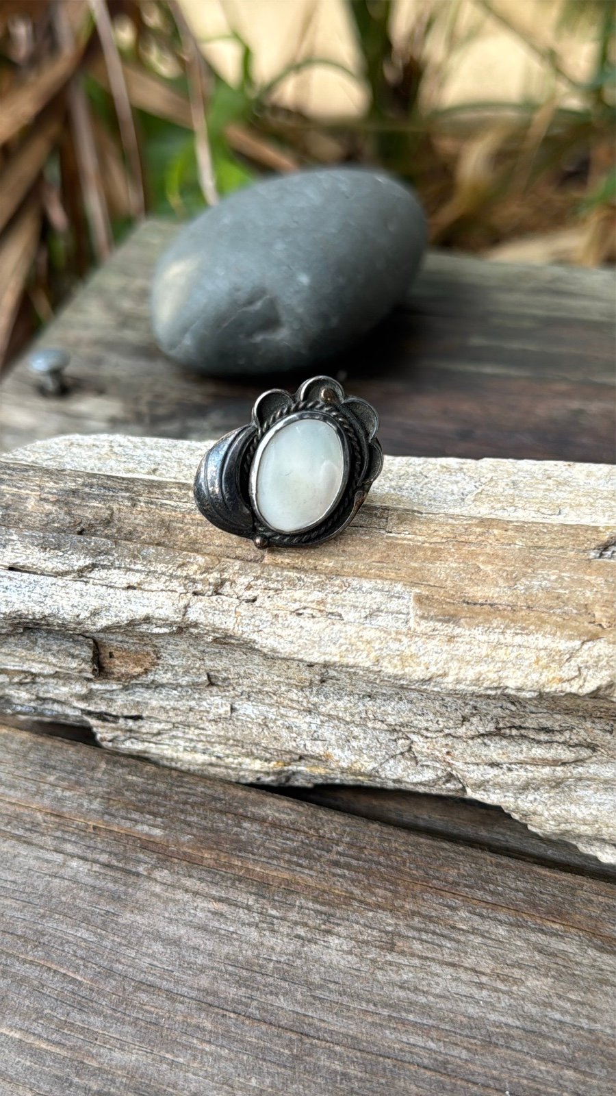 Vintage Native American Sterling Silver Ring with Mother of Pearl