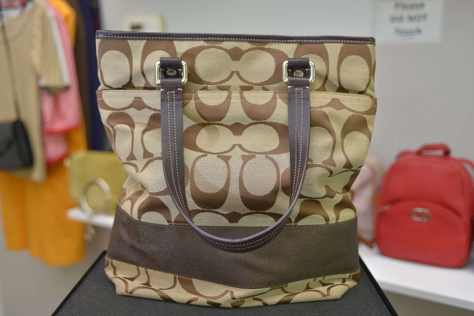 Coach Teri Women's Shoulder Bag In Signature Canvas