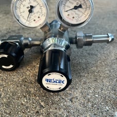 RESTEK DUAL-STAGE ULTRA-HIGH PURITY REGULATOR, INER GAS, CGA580