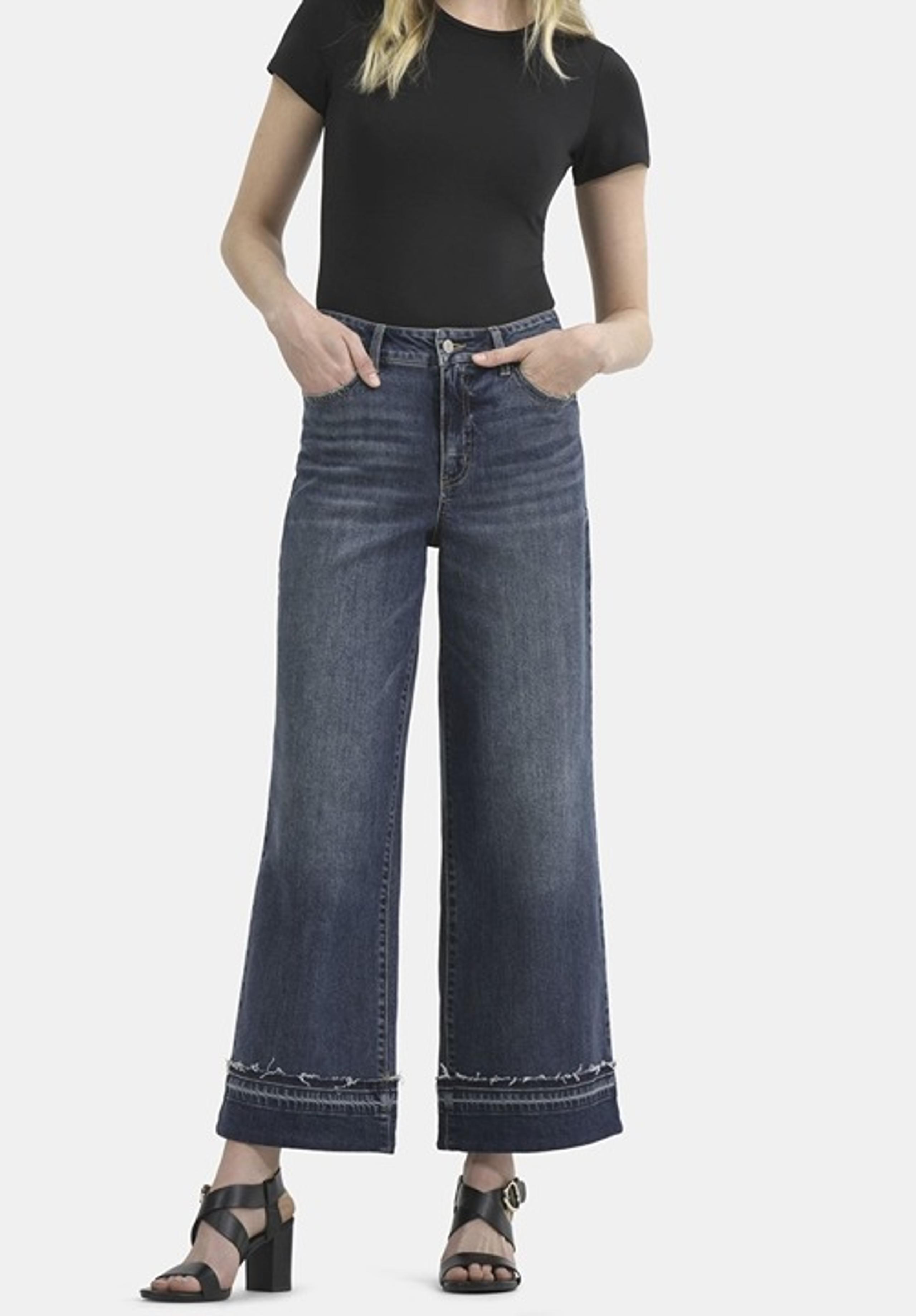 Time and Tru Women's Smoothing Bodysuit with Short Sleeves, M(8-10)