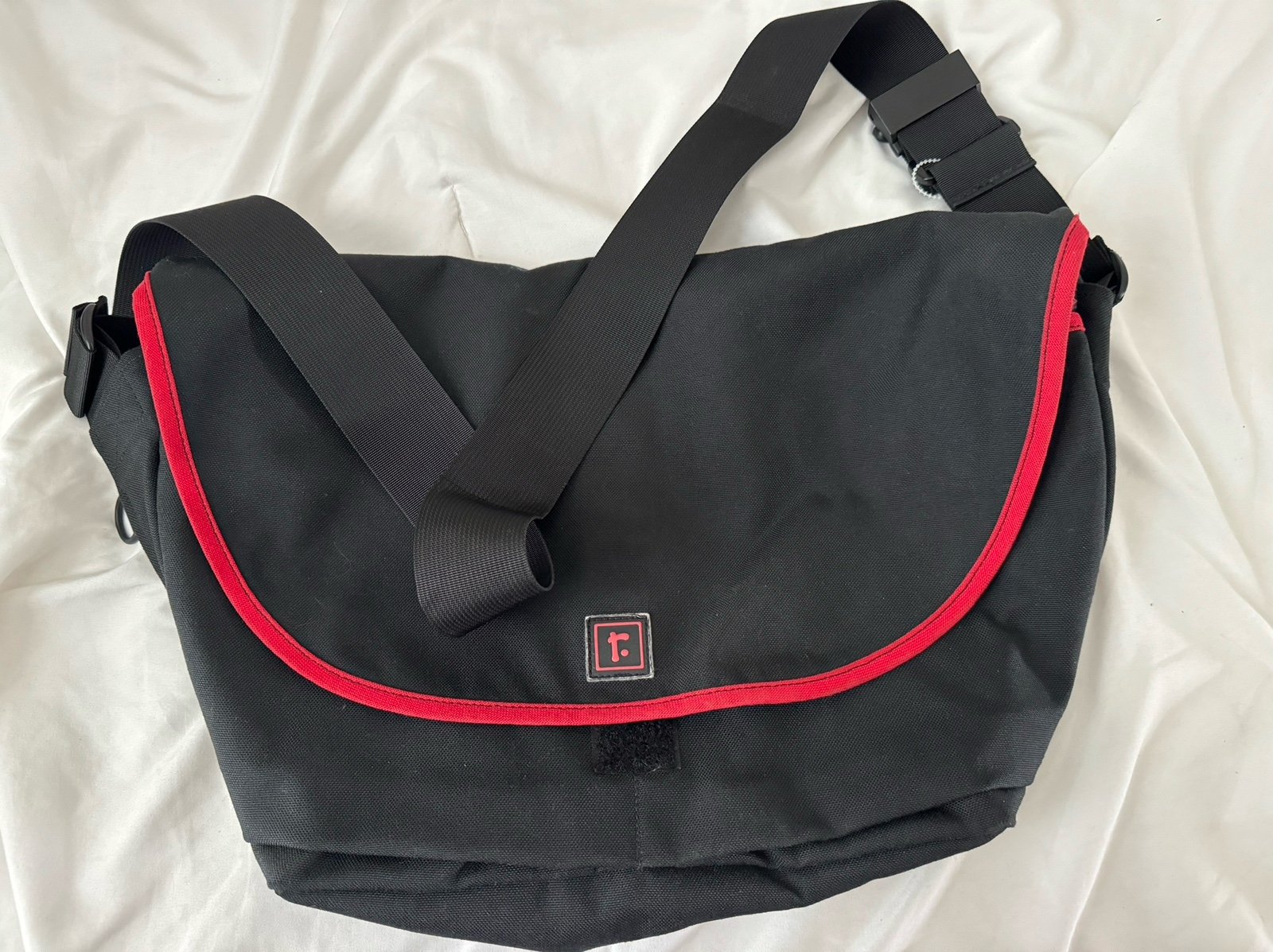 RICKSHAW SMALL MESSENGER BAG