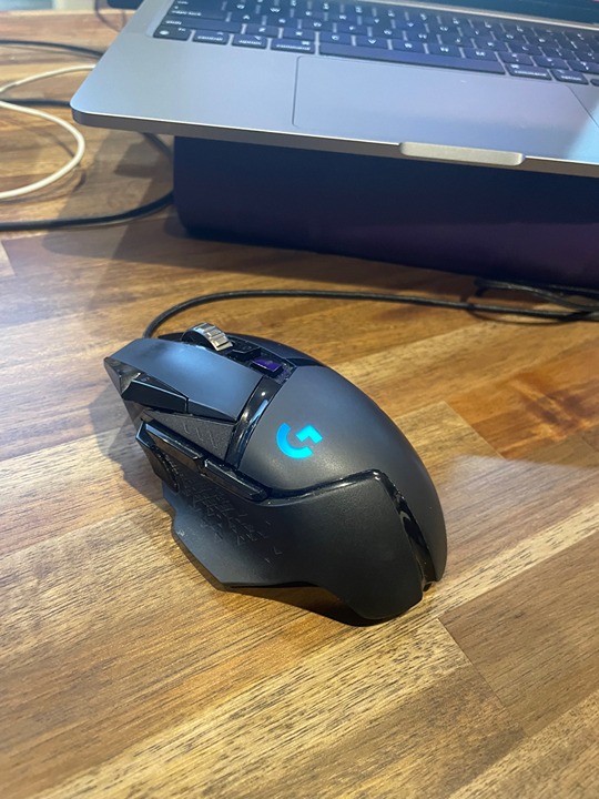 Gaming mouse with cycling LED