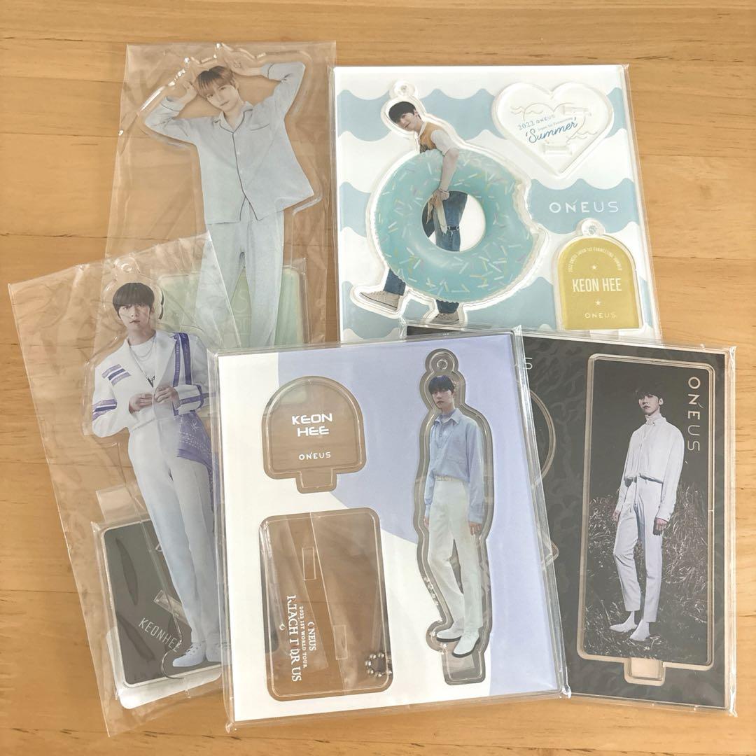 ONEUS Goni Acryl Stand Set