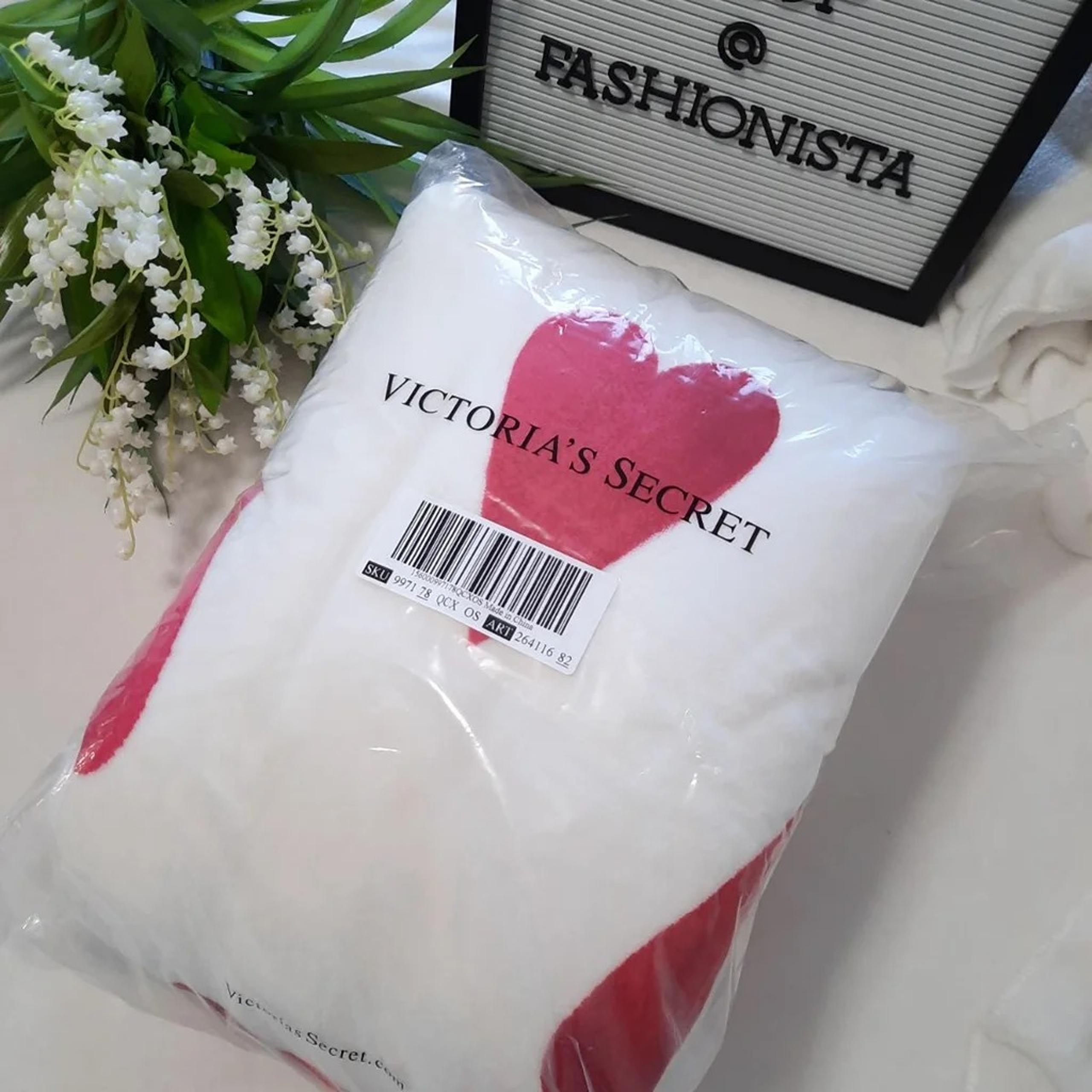 NEW Victoria's Secret Cozy Plush Fleece Heart Blanket for Valentine's Day