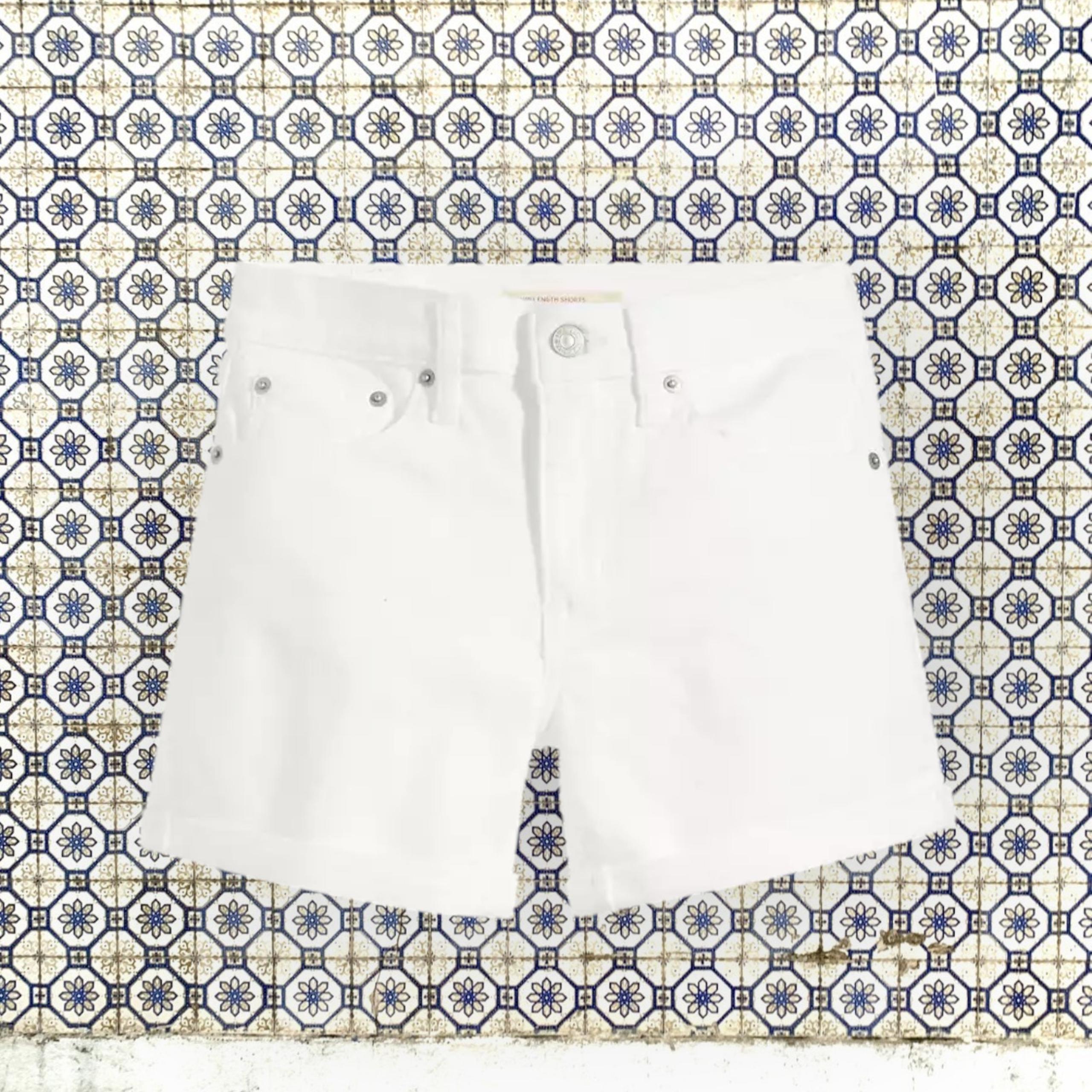 FREE SHIPPING New 32/14 Levi's MidLength White Denim Short 4"Inseam Stretch