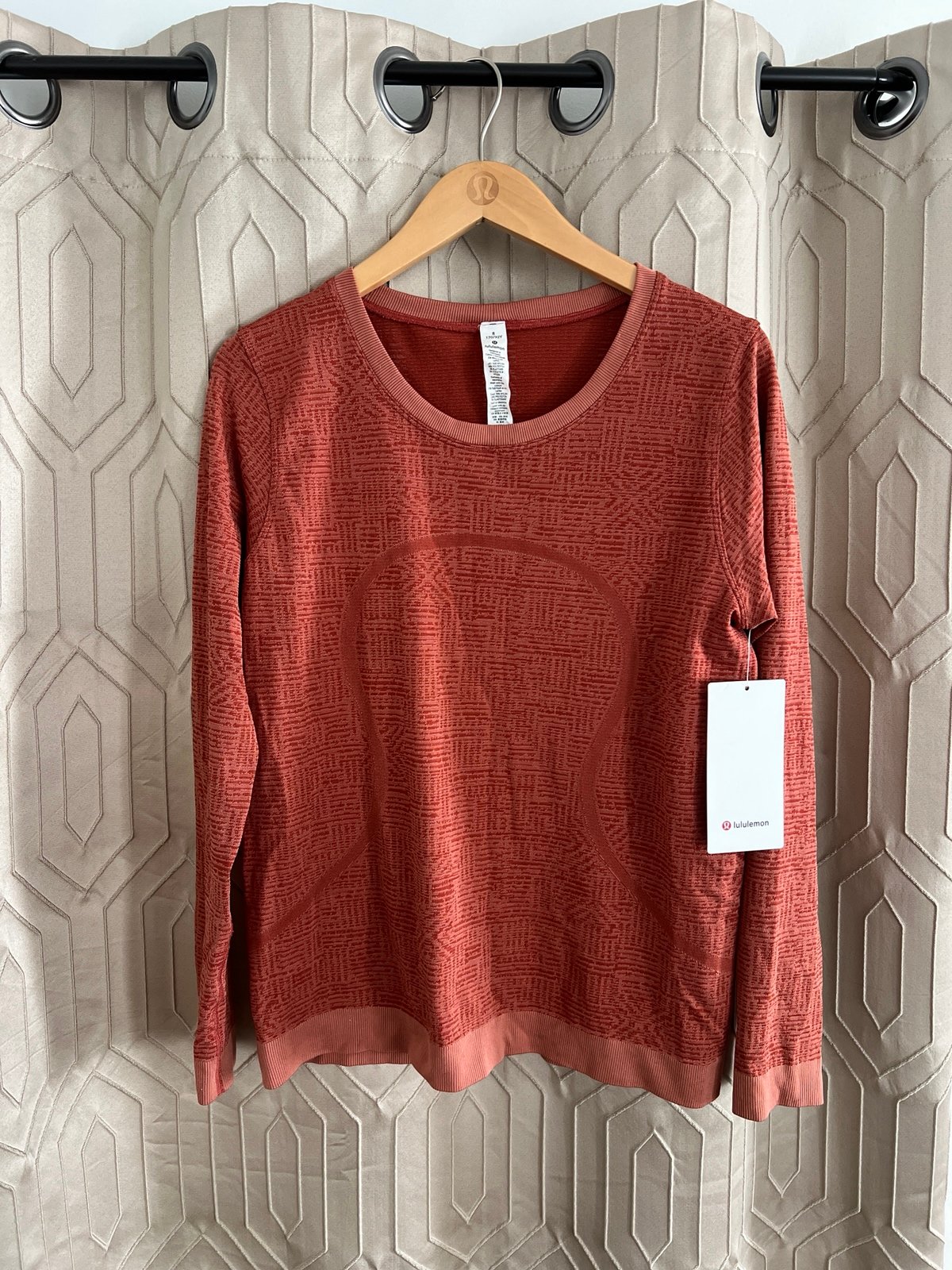 Lululemon swiftly relaxed LS