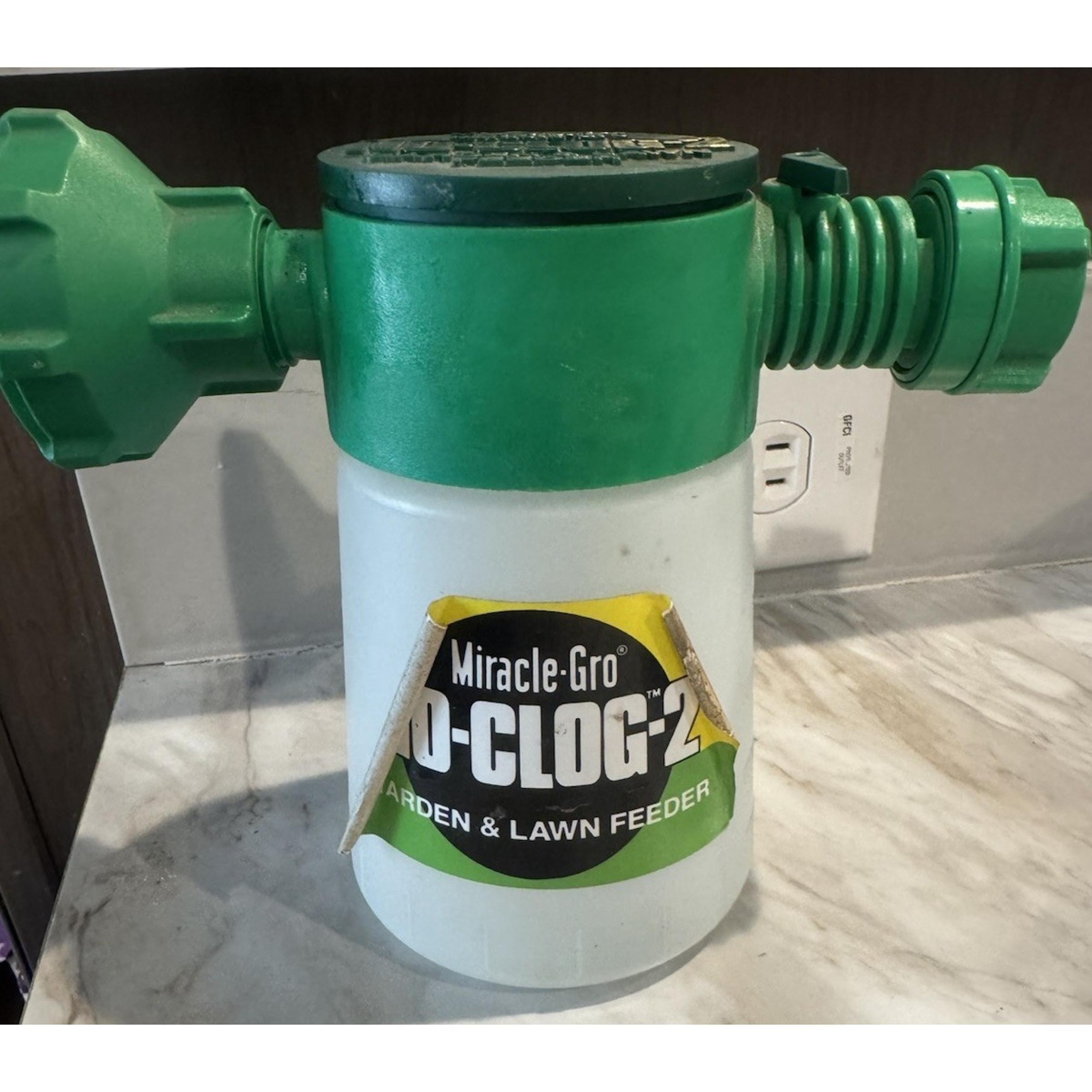 Vintage Miracle-Gro No-Clog 2 Lawn & Garden Feeder / Sprayer - Pre-Owned