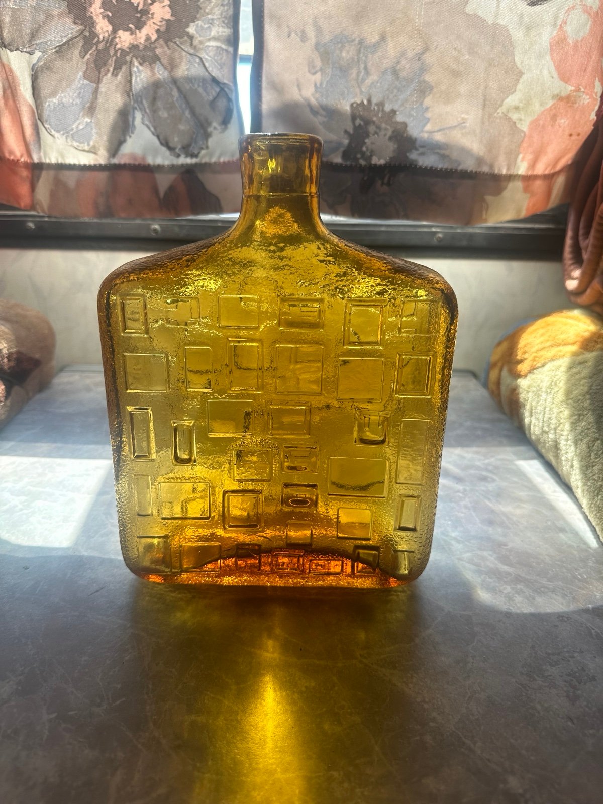 Italian glass art. Vase in mouth-blown art glass with a pattern of squares