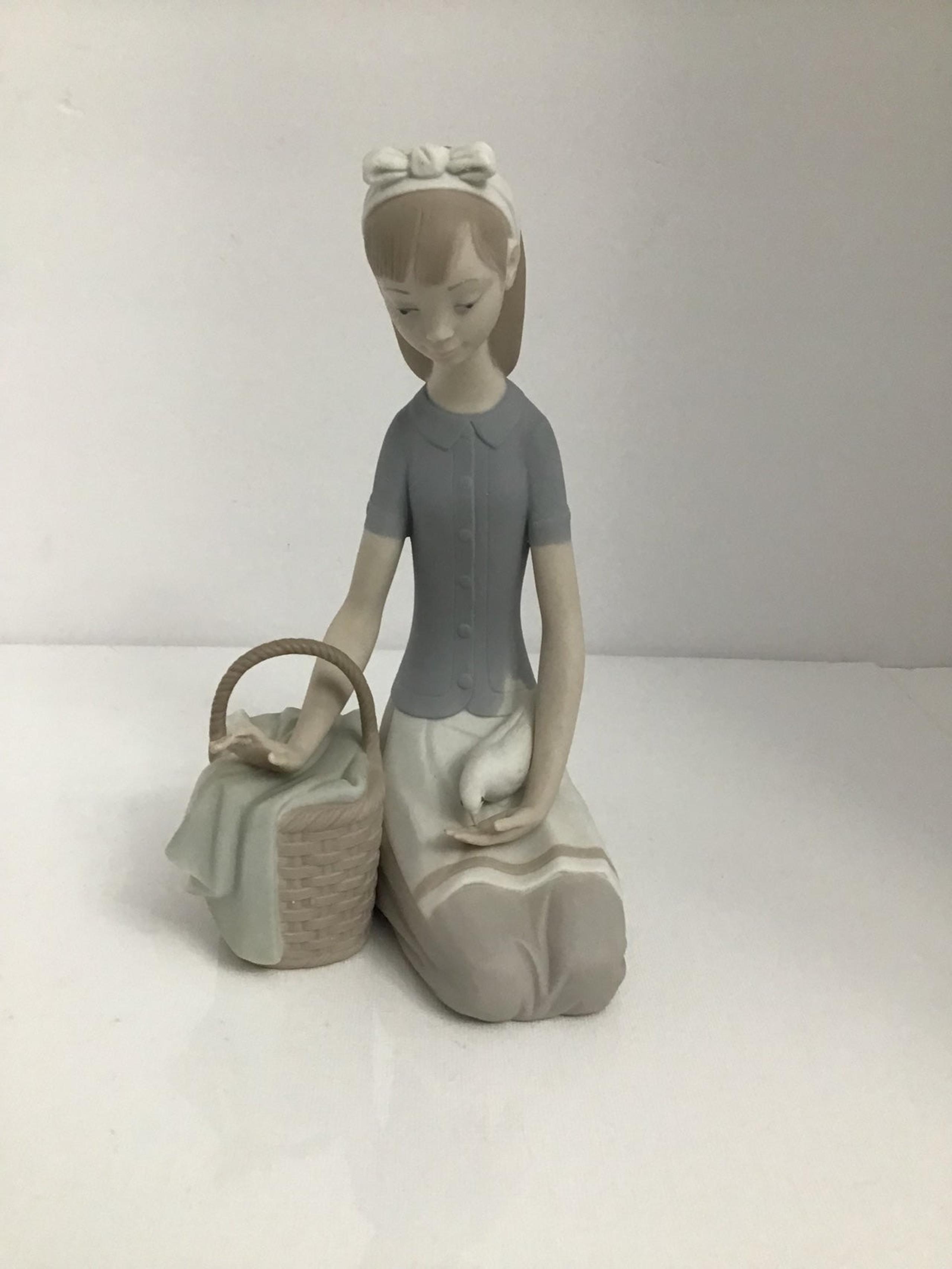 Llardo Figurine