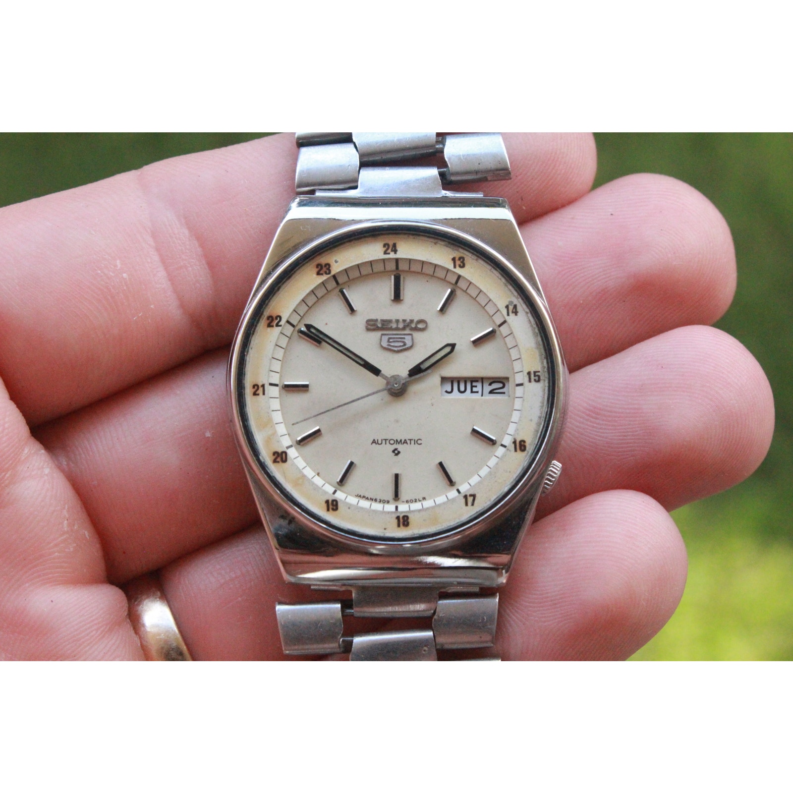 Vintage 1973 Seiko Automatic Mens Silver Watch W/daydate & White accents