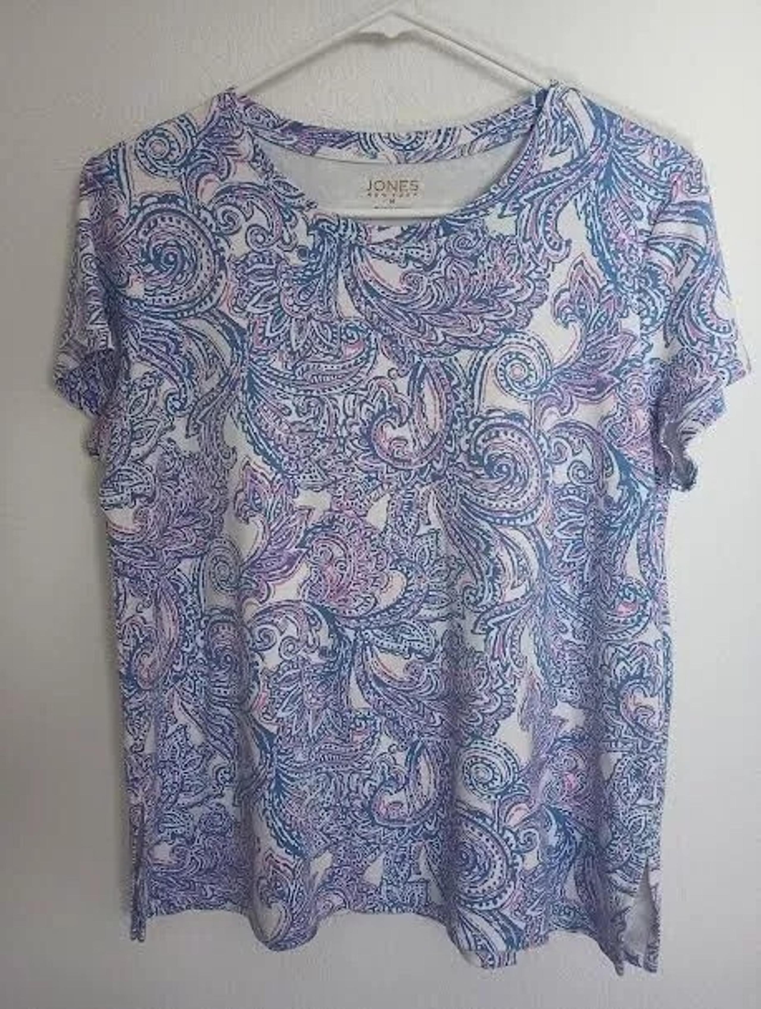 JONES NEW YORK WOMEN'S KNIT TOP SHORT SLEEVE LAVENDER PINK PAISLEY SIZE MEDIUM