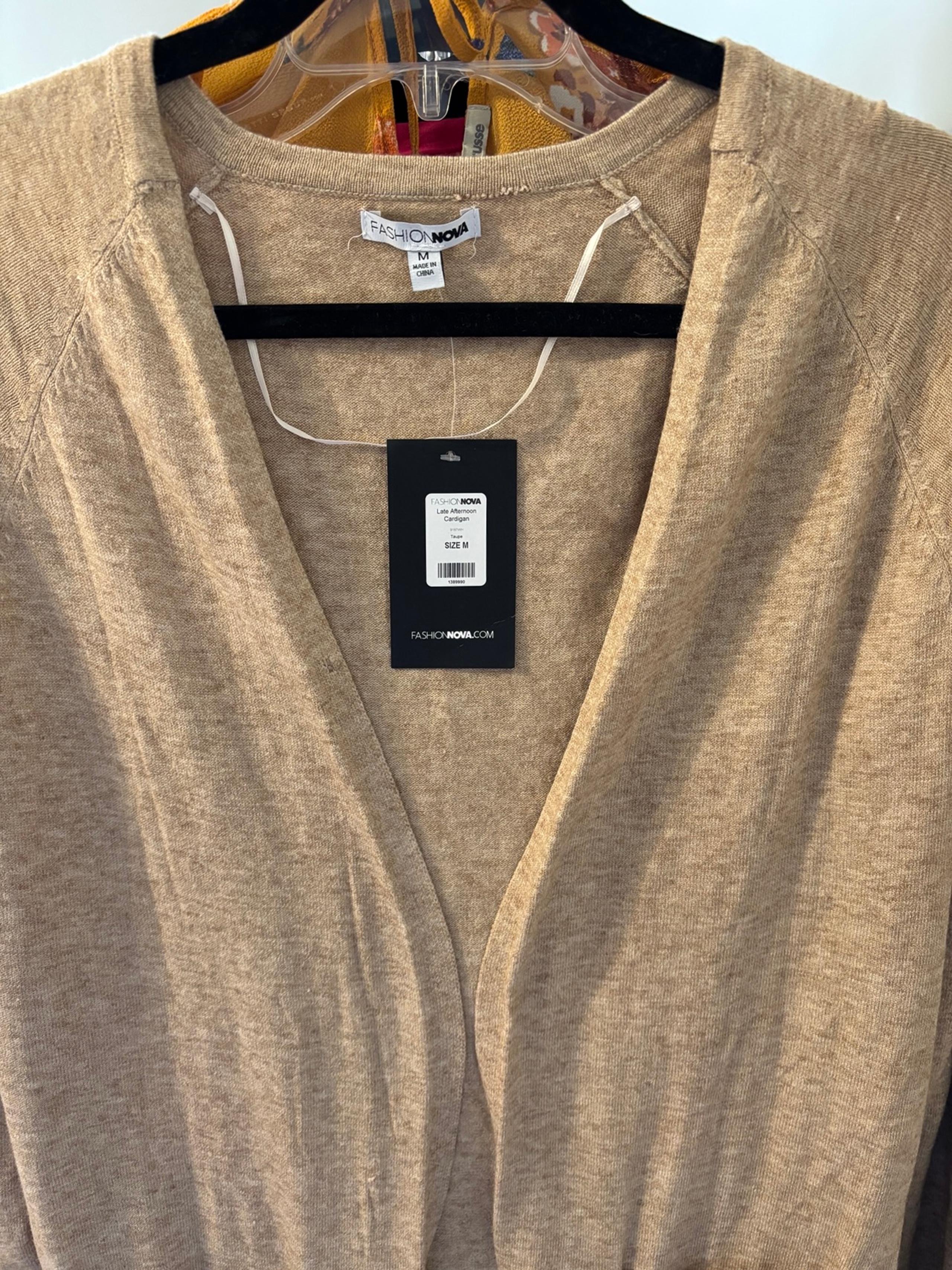 LONG WOMEN SWEATER CARDIGAN. BEIGE/CREAM COLOR. BRAND NEW. FASHION NOVA.