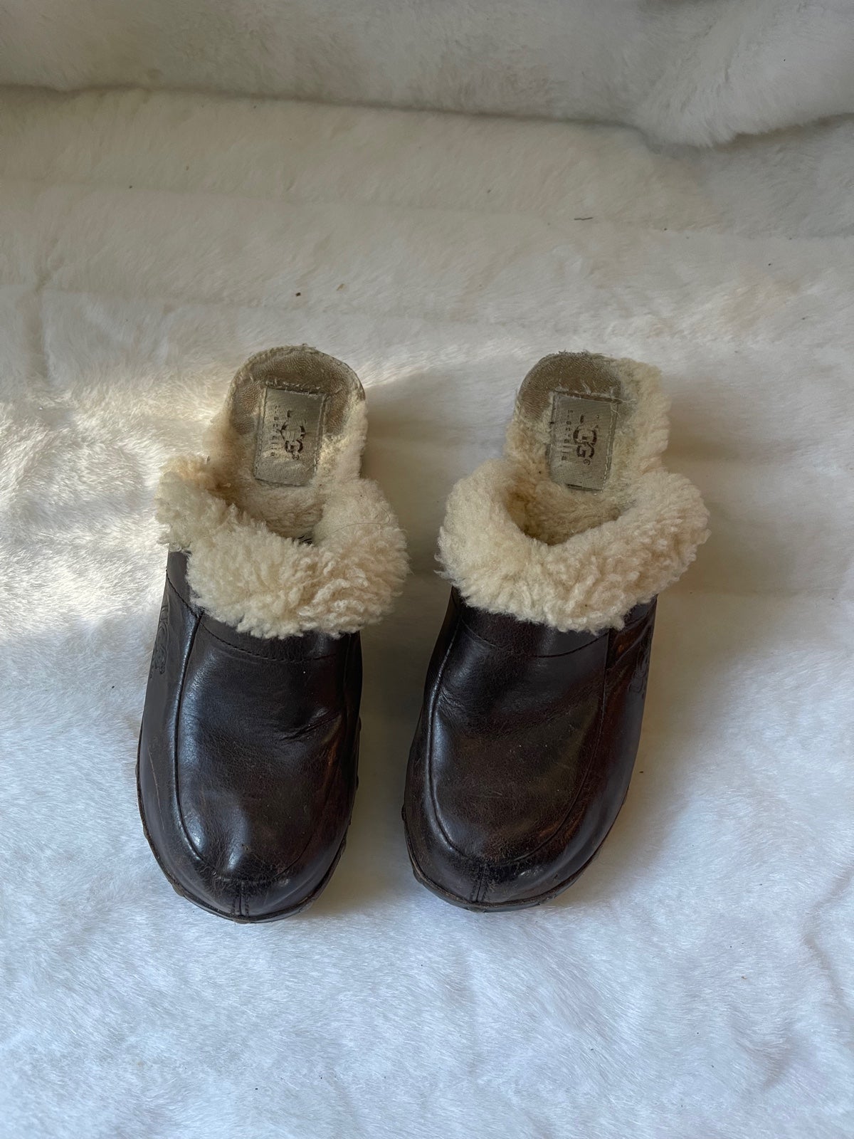 Ugg dark brown clogs with studs sheepskin lining size 5 pre owned in good used c